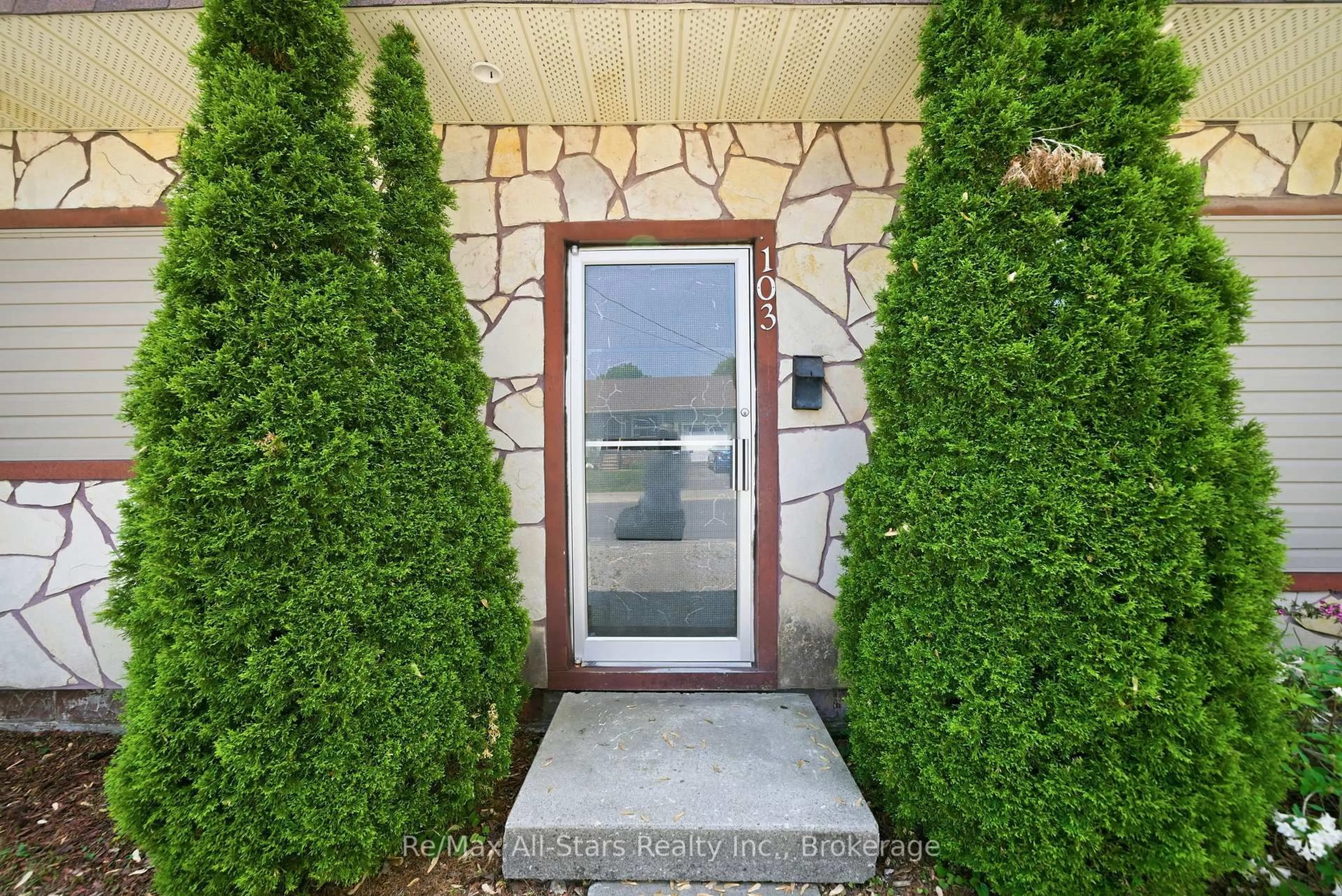 Indoor entryway for 103 Durham St, Kawartha Lakes Ontario K9V 2R2