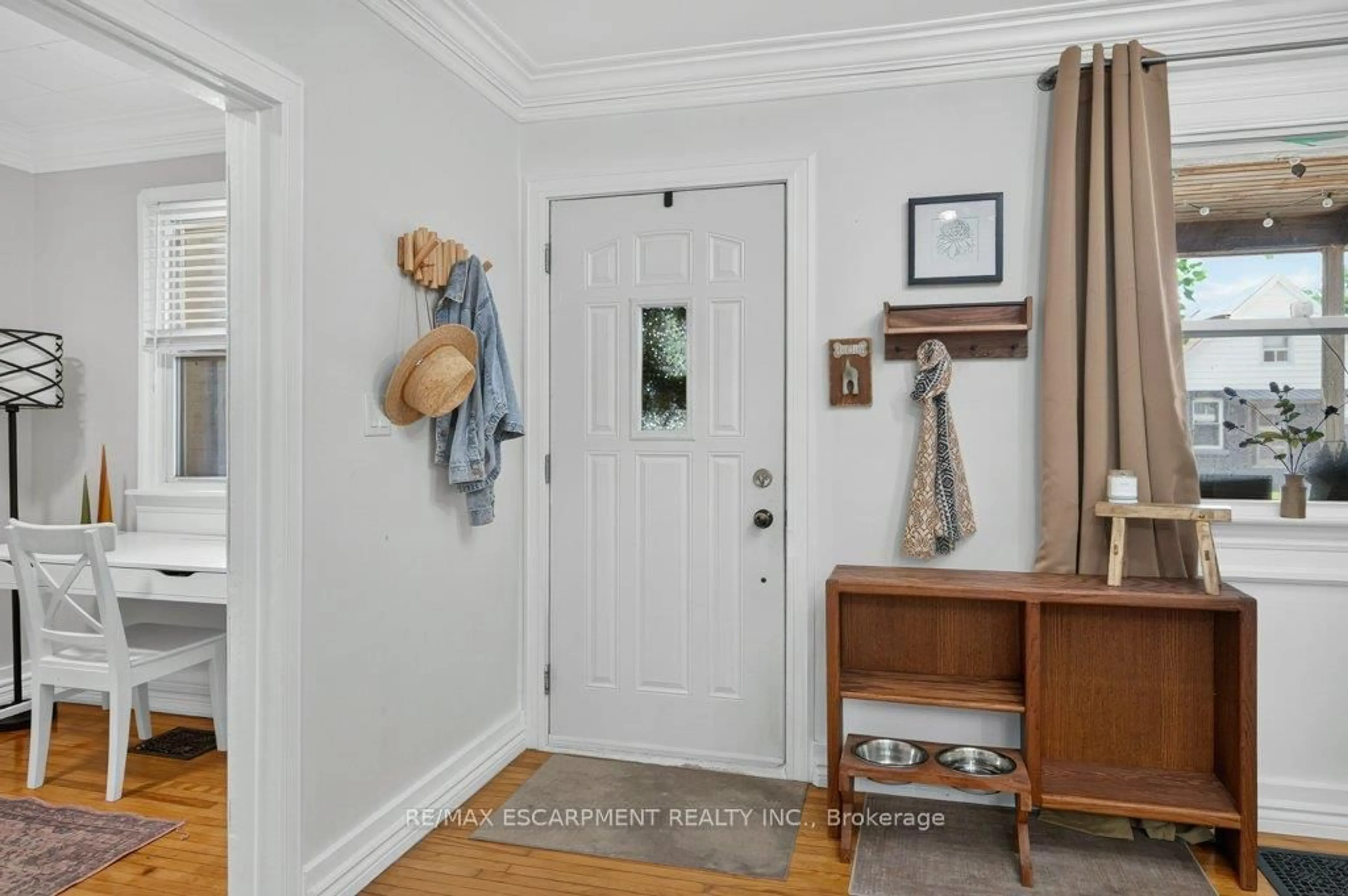 Indoor entryway for 15 Crockett St, Hamilton Ontario L8V 1G8
