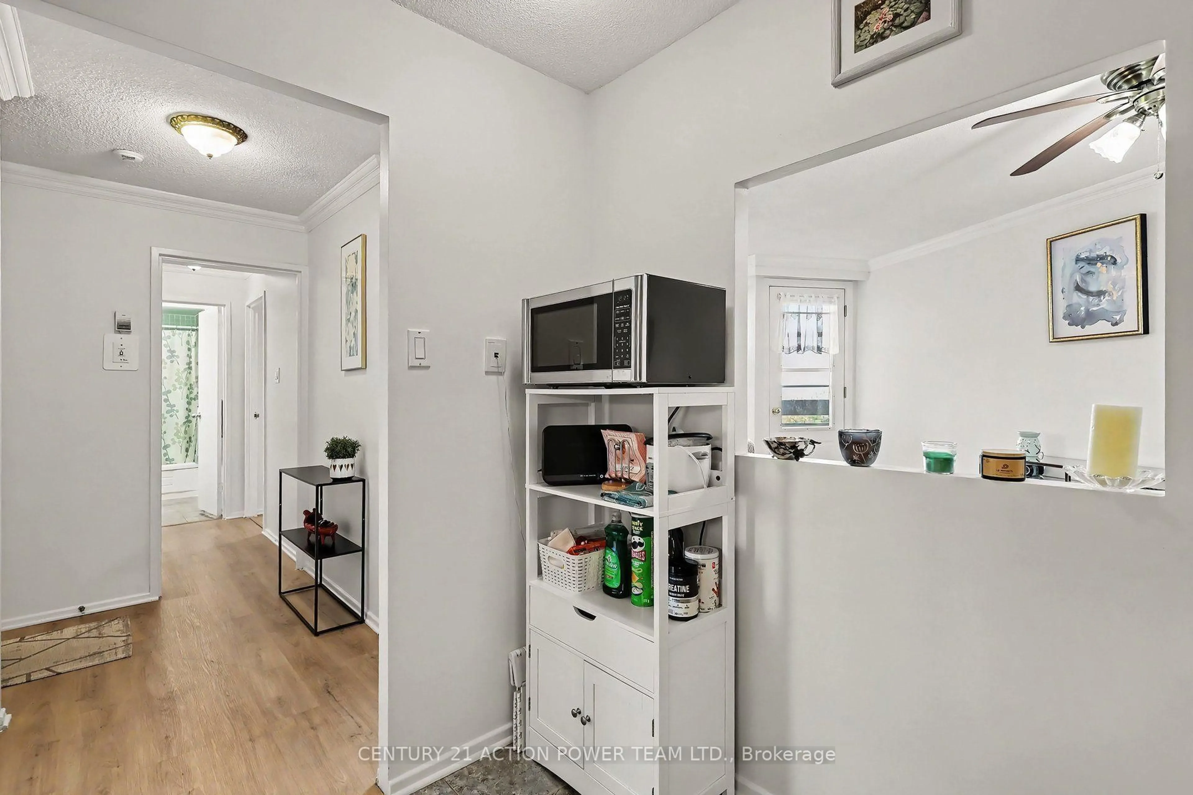 Indoor entryway for 915 Elmsmere Rd #1006, Ottawa Ontario K1J 8H8