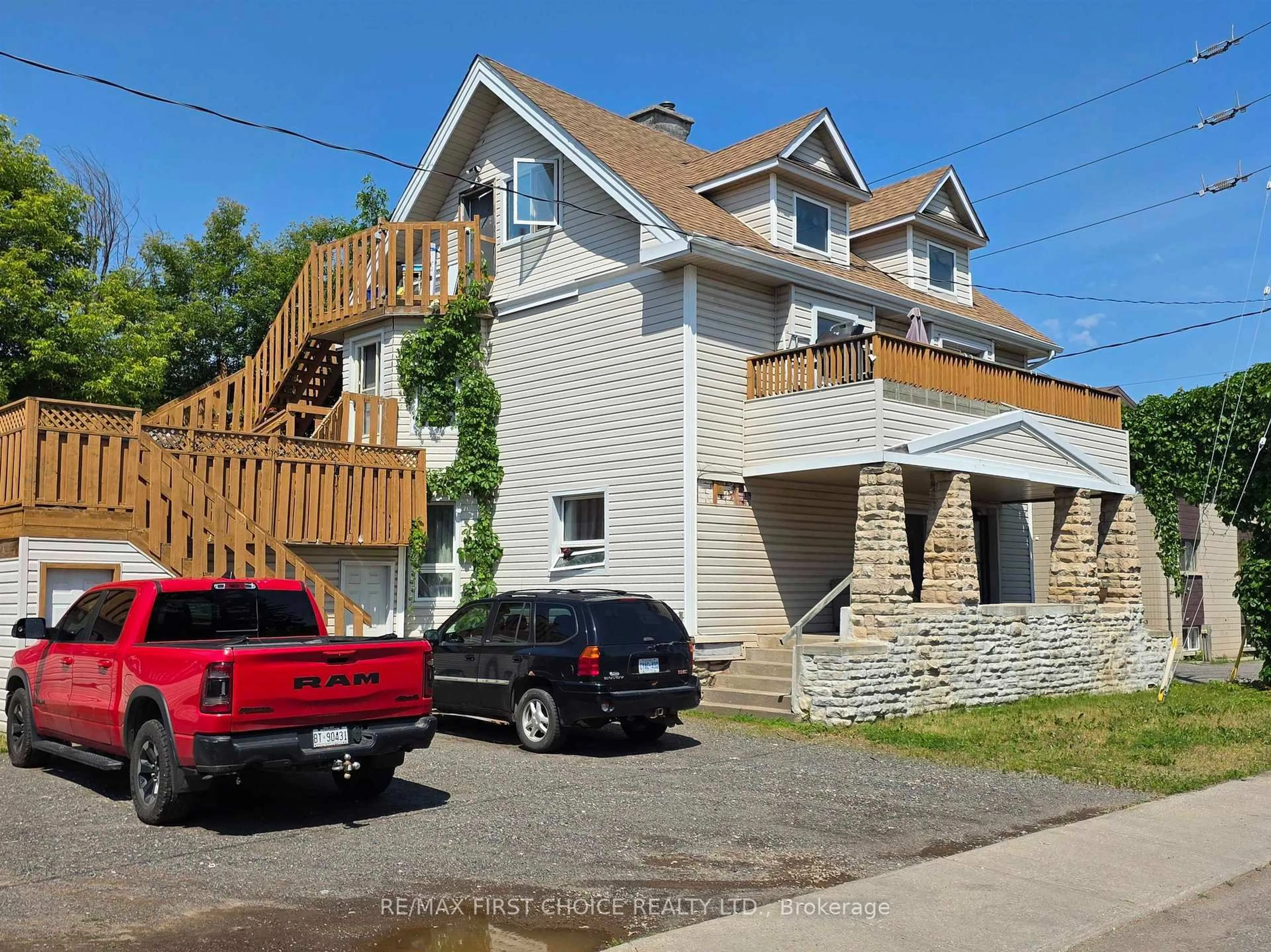 Home with vinyl exterior material, street for 711 Ridgeway Street, Thunder Bay Ontario P7E 5H3