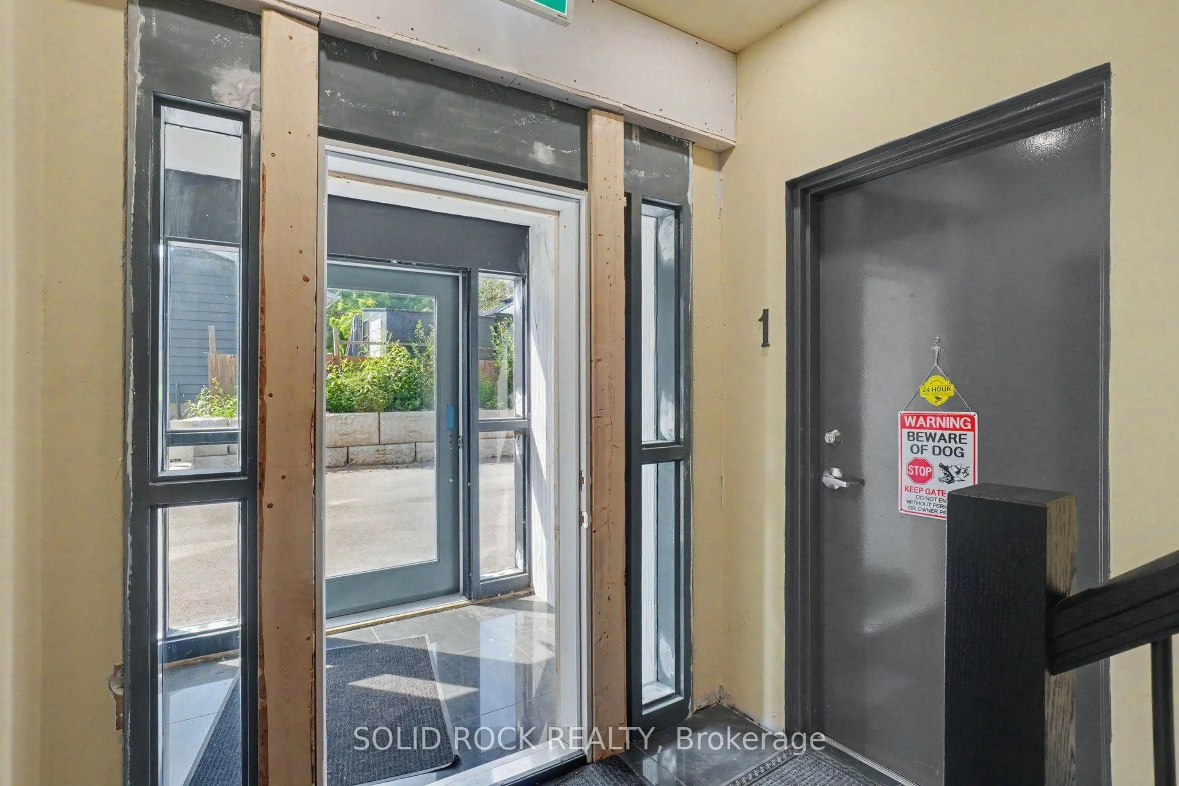 Indoor foyer for 117 Drummond St, Merrickville-Wolford Ontario K0G 1N0