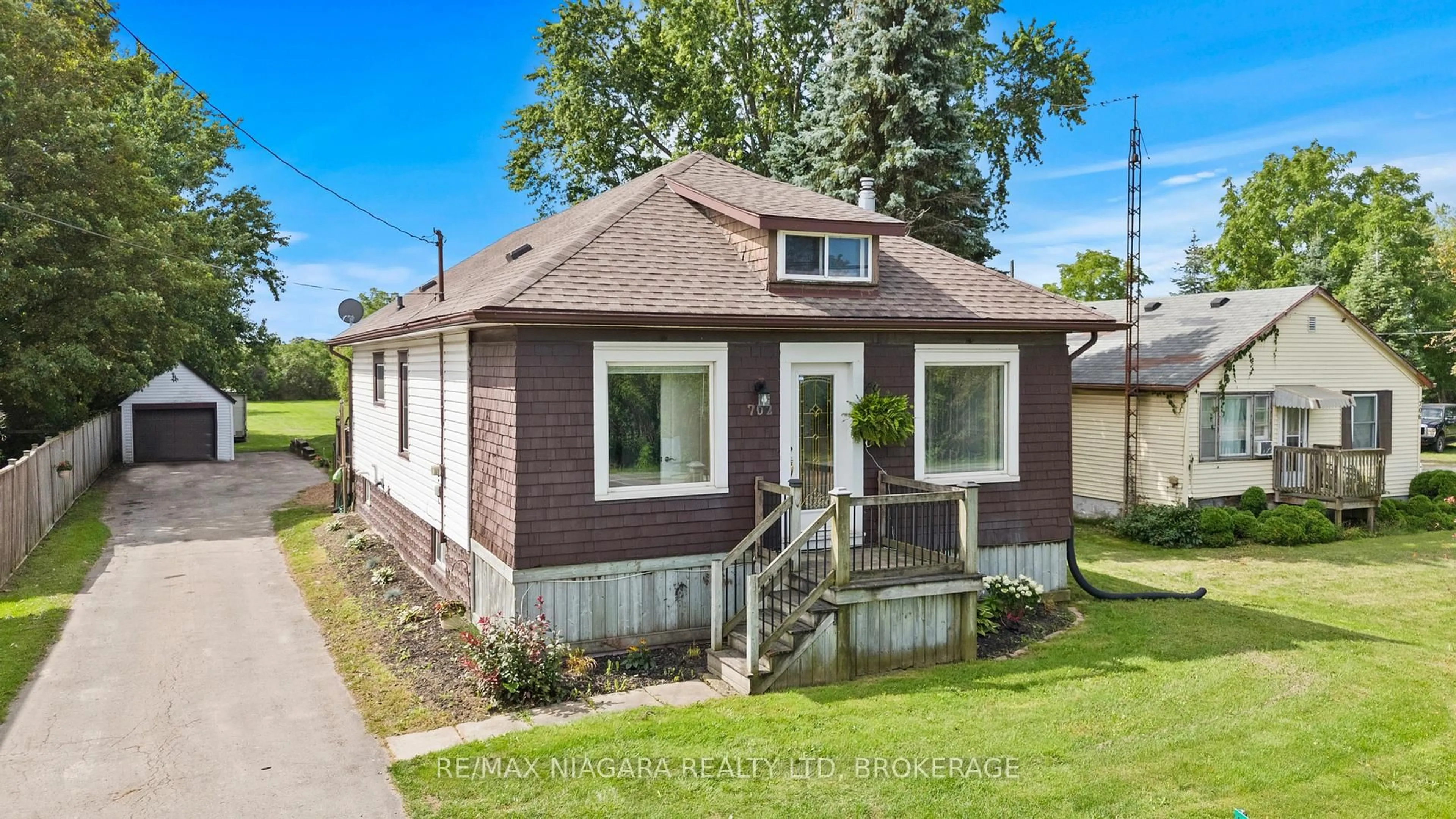 Home with vinyl exterior material, street for 702 Main St, Port Colborne Ontario L3K 5V4