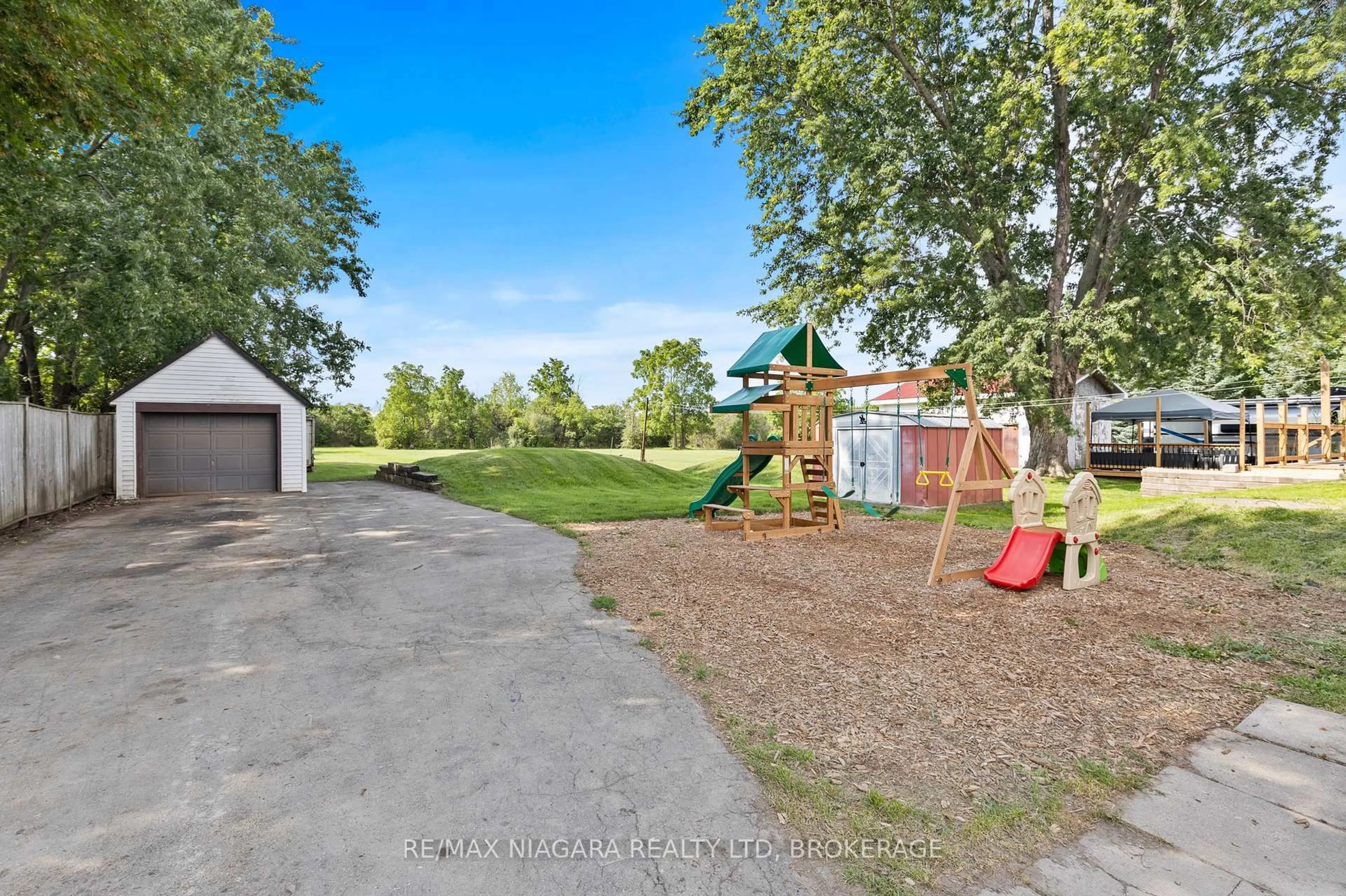 A pic from outside/outdoor area/front of a property/back of a property/a pic from drone, unknown for 702 Main St, Port Colborne Ontario L3K 5V4