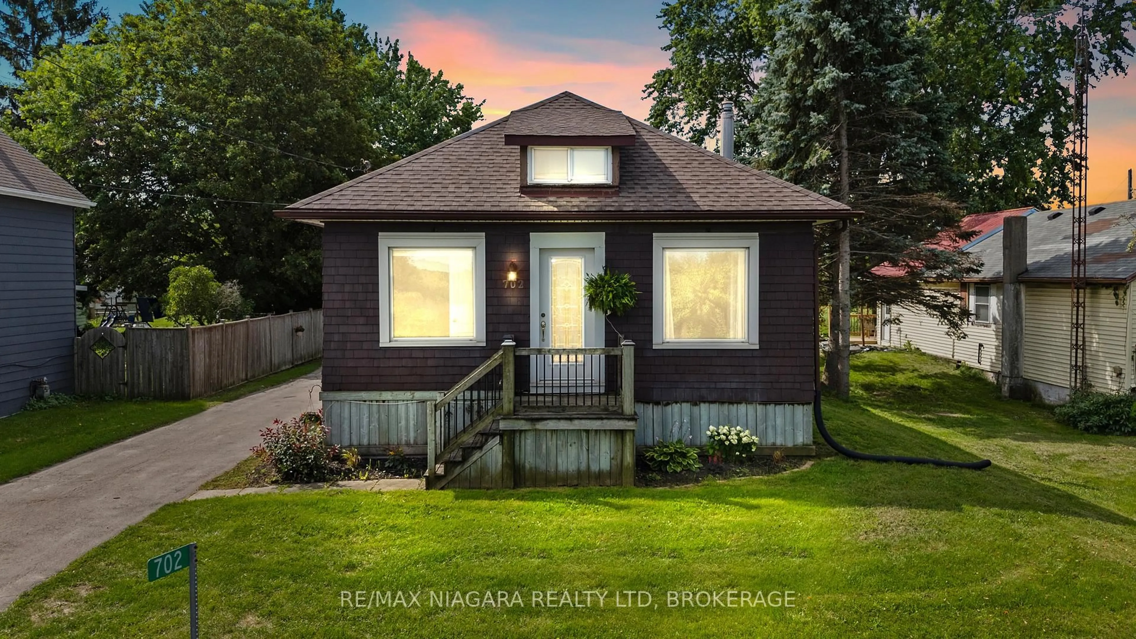 Home with vinyl exterior material, street for 702 Main St, Port Colborne Ontario L3K 5V4