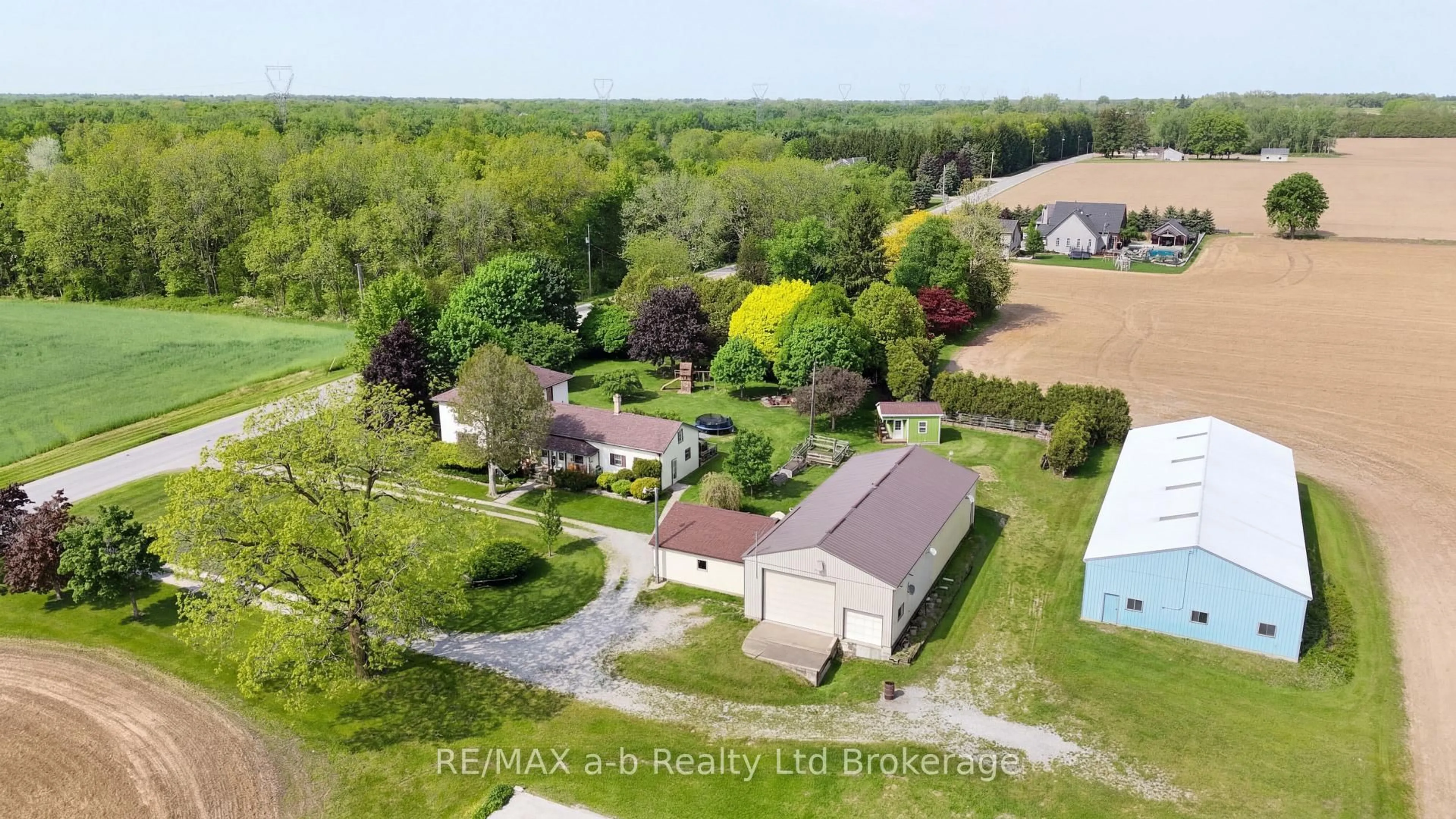 A pic from outside/outdoor area/front of a property/back of a property/a pic from drone, unknown for 1813 Norfolk County 19 Rd, Norfolk Ontario N0E 1V0