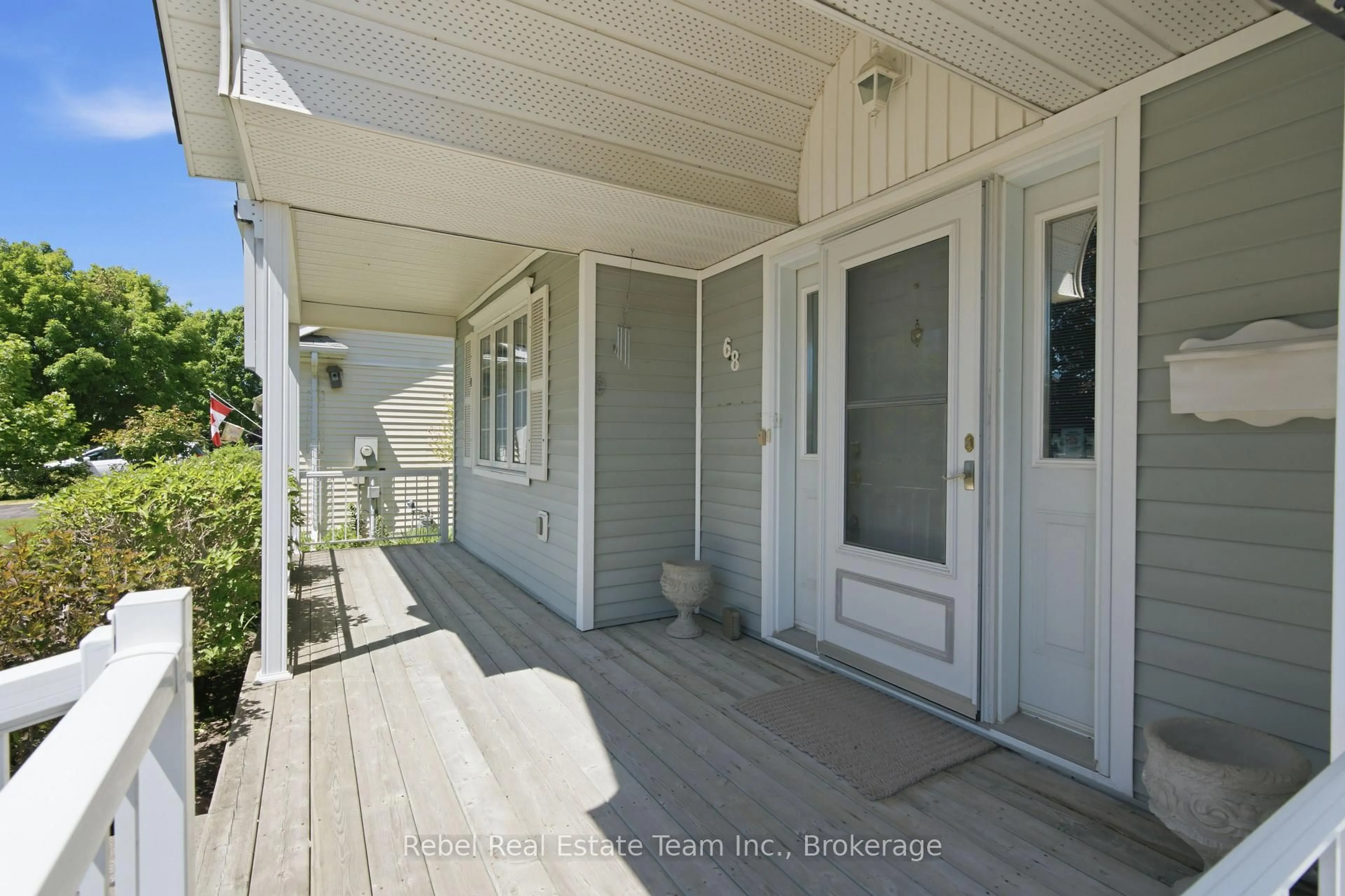 Indoor entryway for 68 Mills Rd, Brighton Ontario K0K 1H0