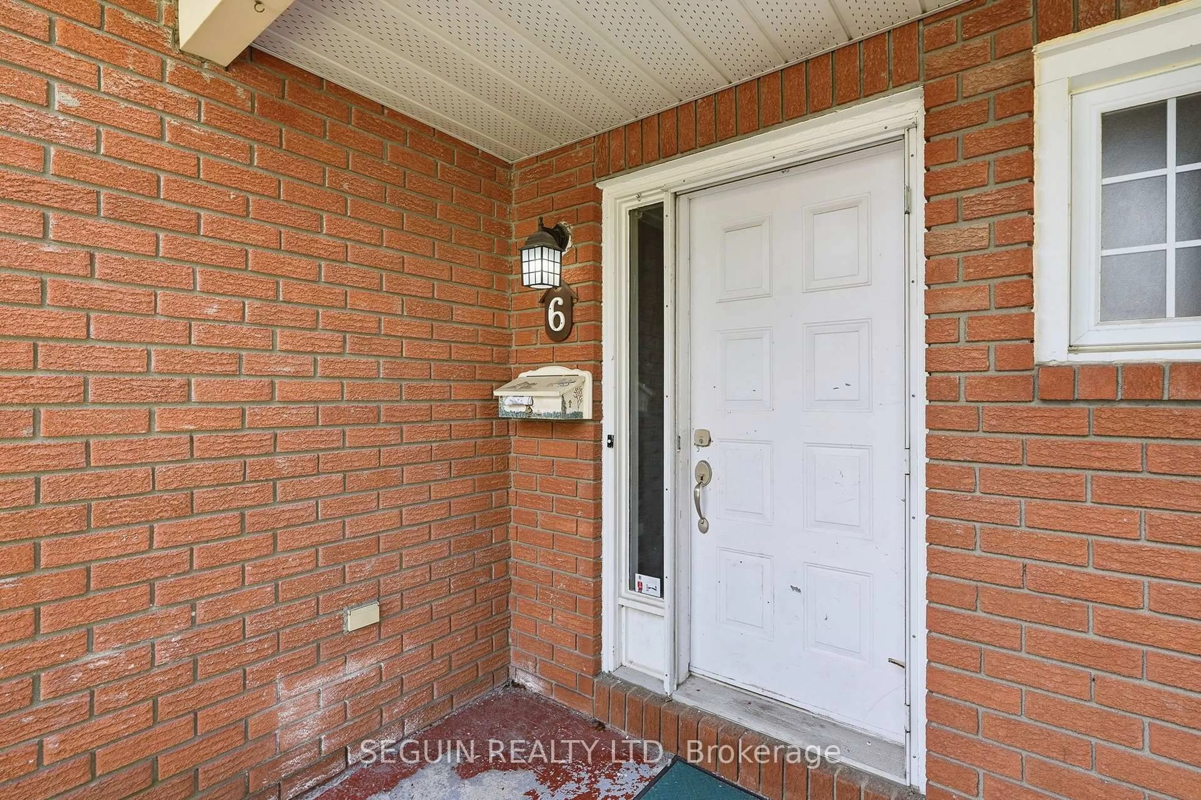 Indoor entryway for 6 Manju St, Ottawa Ontario K1G 4T7