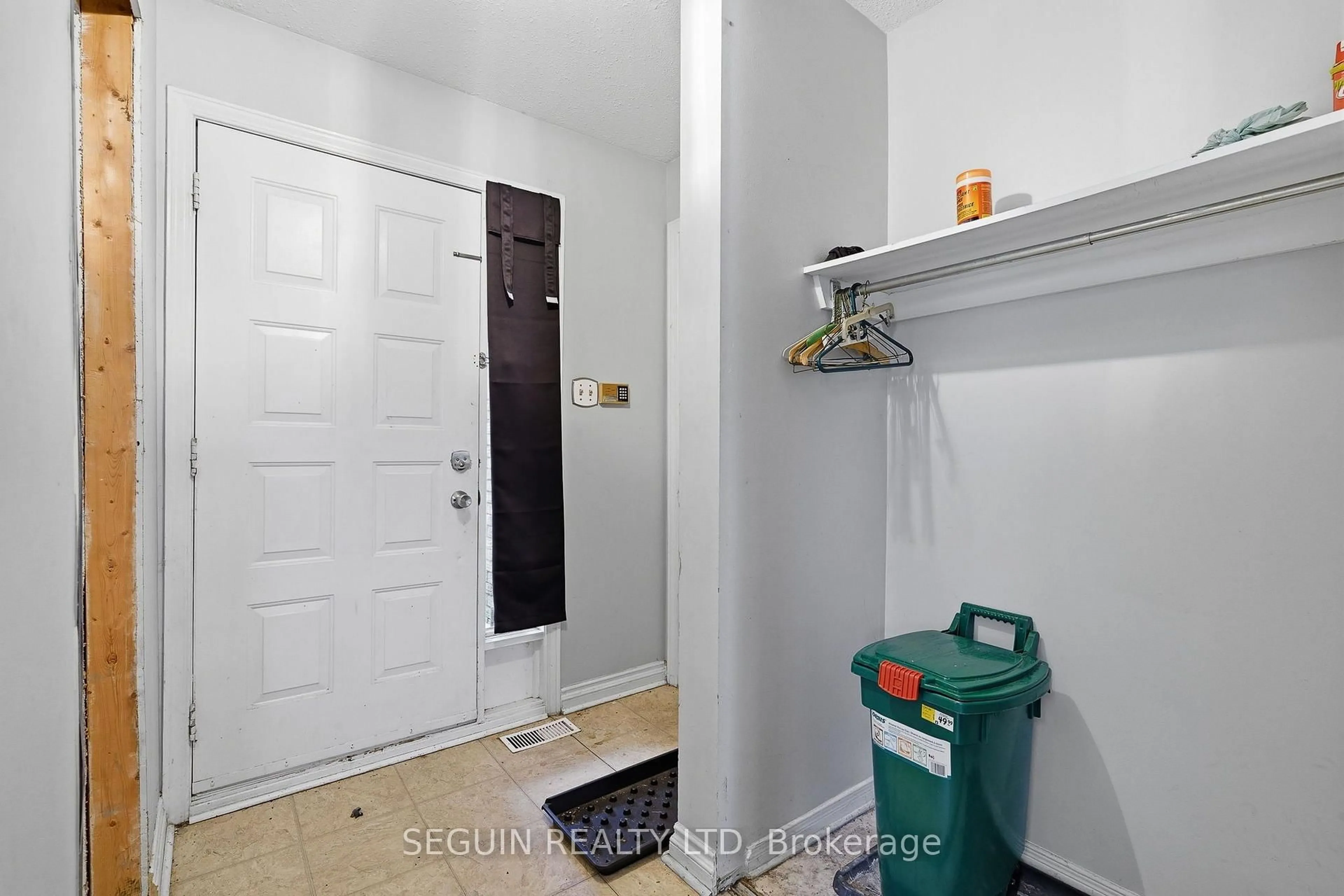 Indoor entryway for 6 Manju St, Ottawa Ontario K1G 4T7