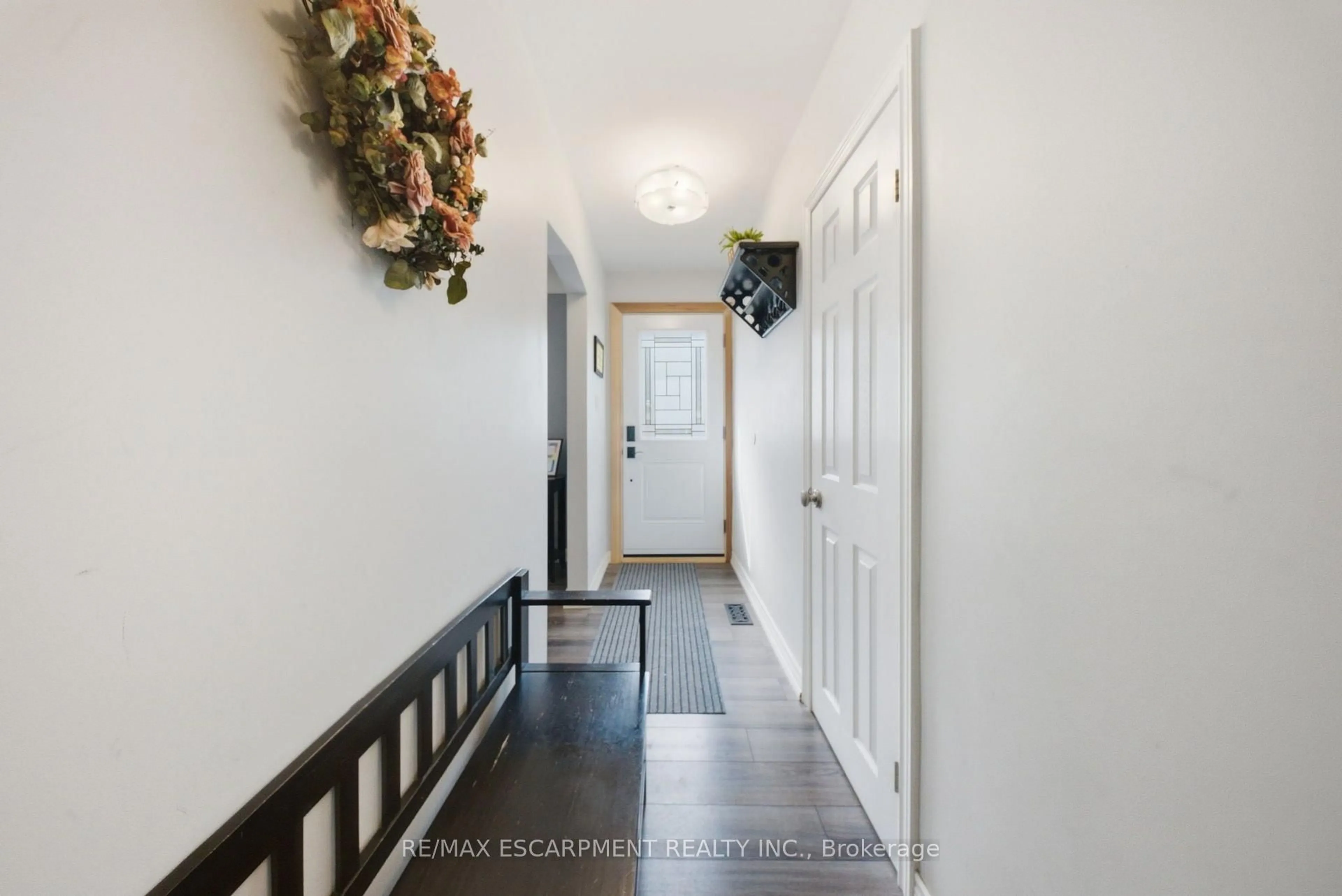 Indoor entryway for 203 WEST 31ST St, Hamilton Ontario L9C 5G3