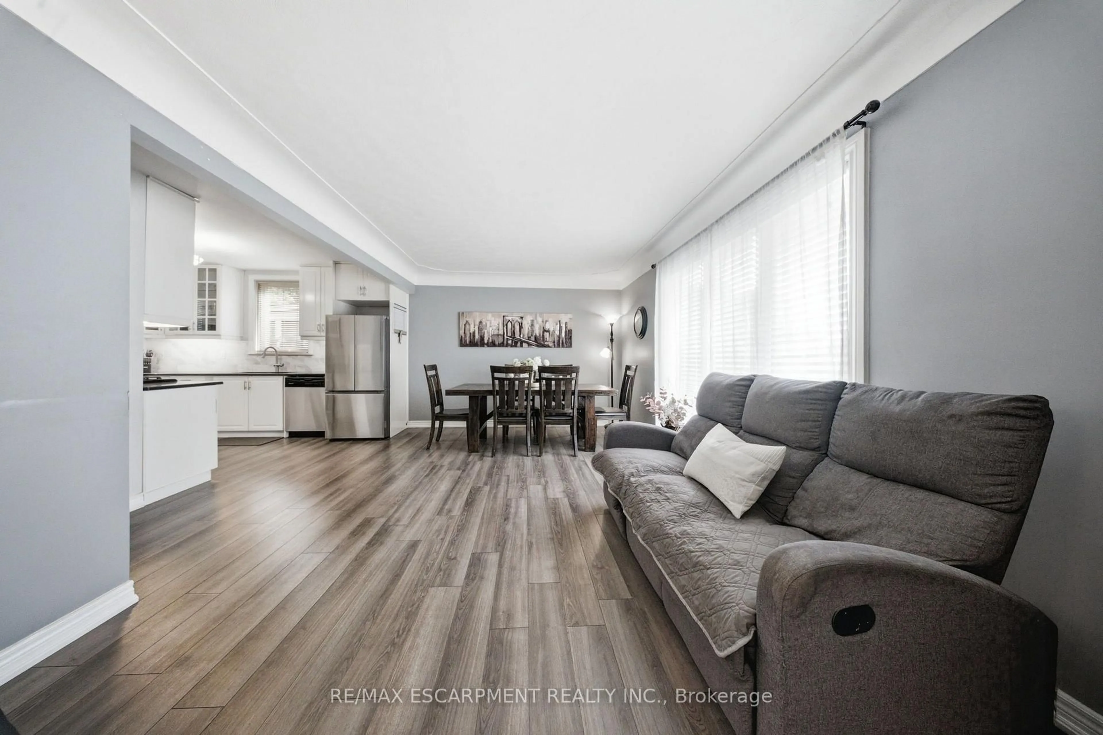 Living room with furniture, wood/laminate floor for 203 WEST 31ST St, Hamilton Ontario L9C 5G3