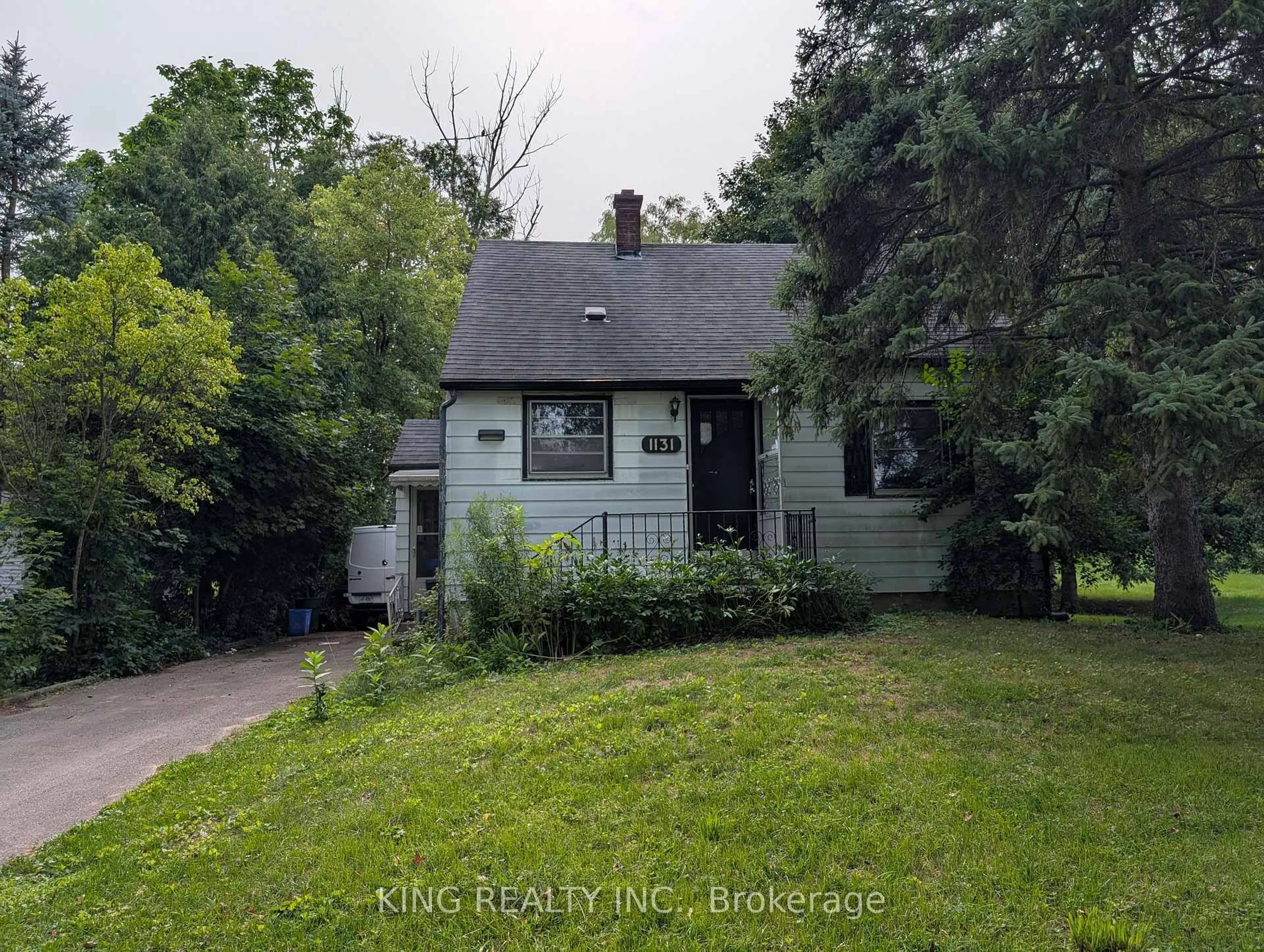 A pic from outside/outdoor area/front of a property/back of a property/a pic from drone, street for 1131 Crumlin Sdrd, London East Ontario N5V 1R6