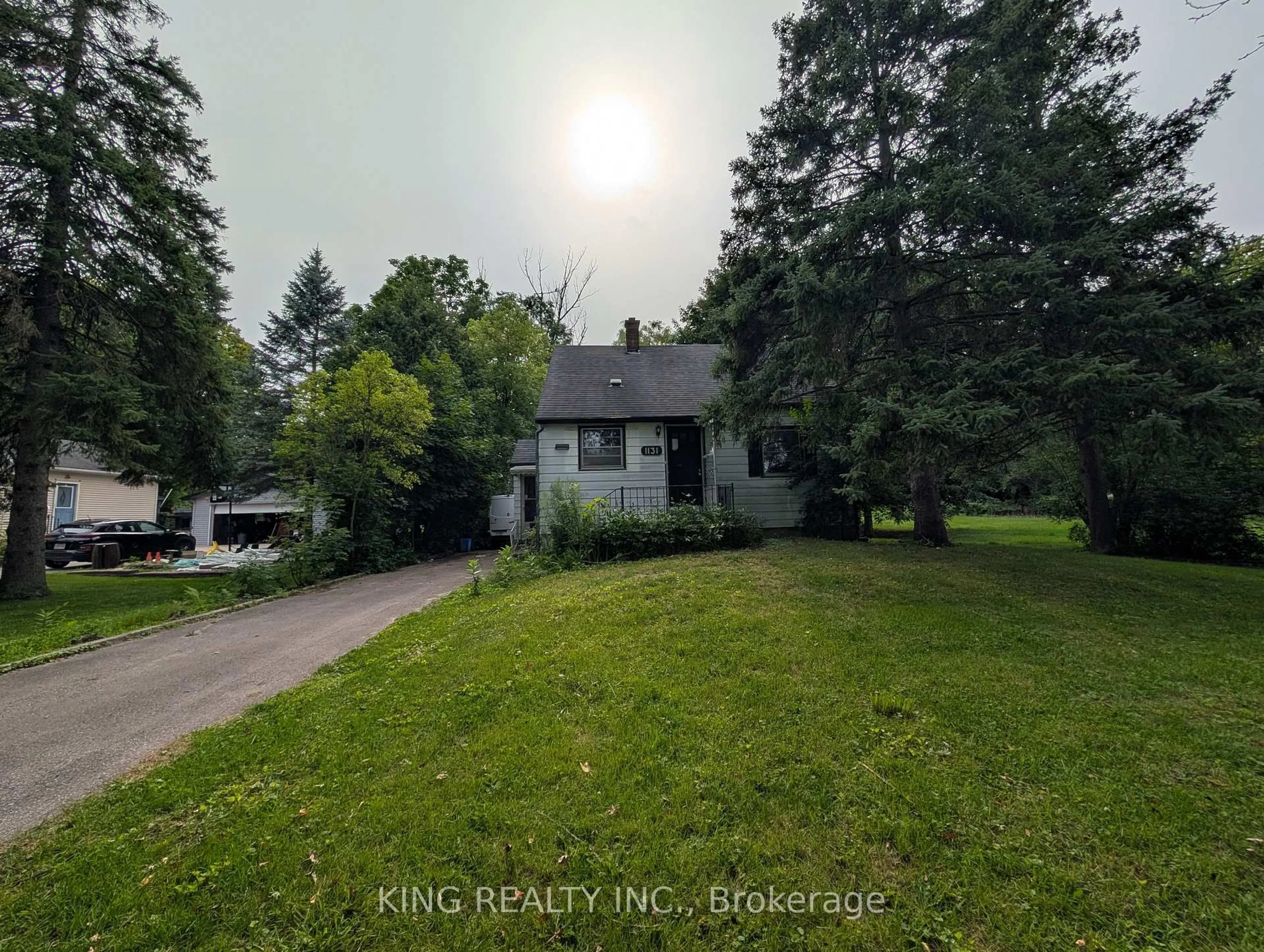 A pic from outside/outdoor area/front of a property/back of a property/a pic from drone, building for 1131 Crumlin Sdrd, London East Ontario N5V 1R6