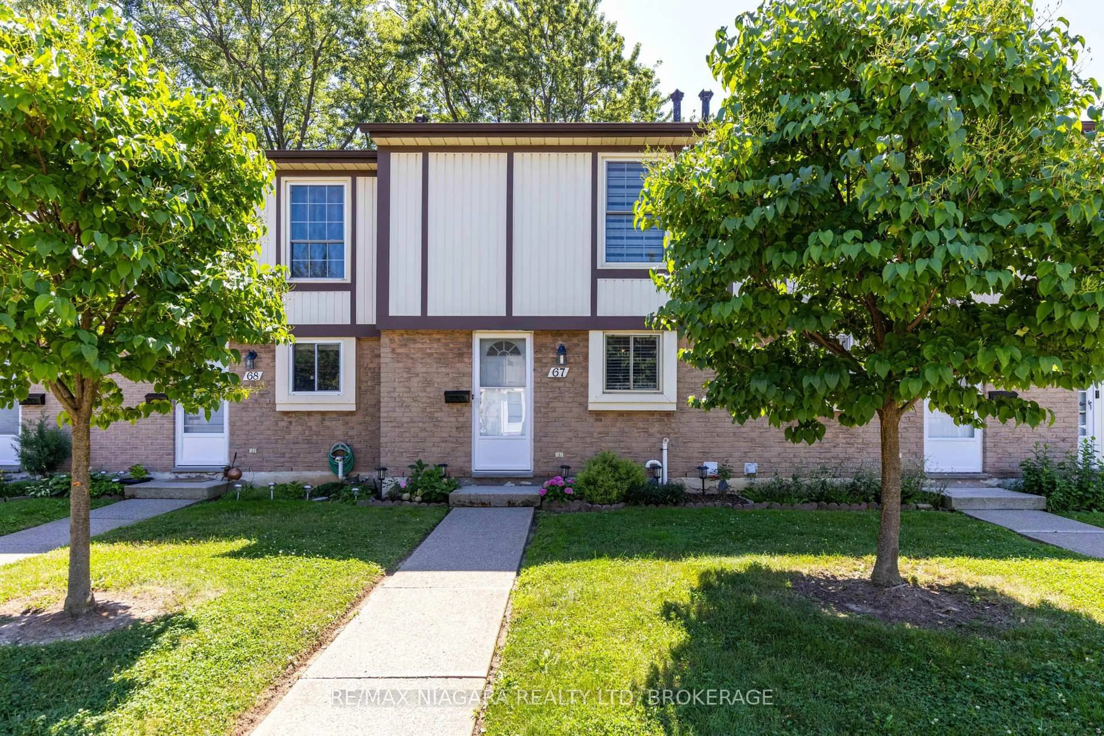 Home with vinyl exterior material, street for 25 Linfield Dr #67, St. Catharines Ontario L2N 5T7