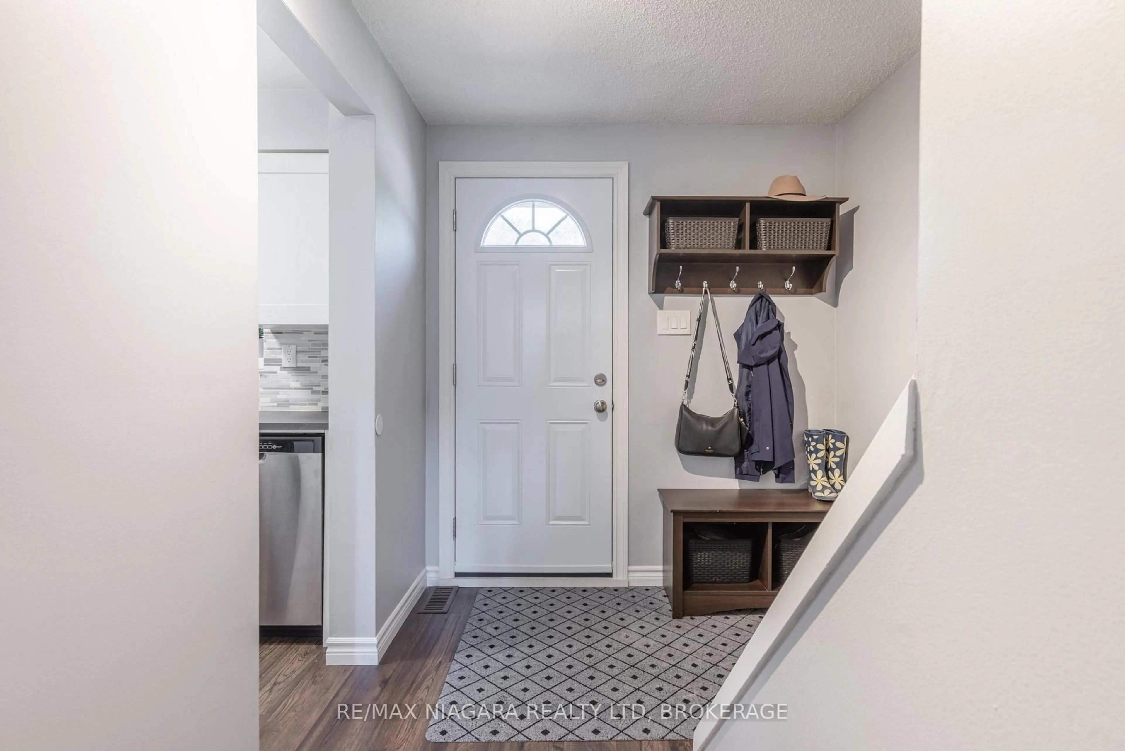 Indoor entryway for 25 Linfield Dr #67, St. Catharines Ontario L2N 5T7