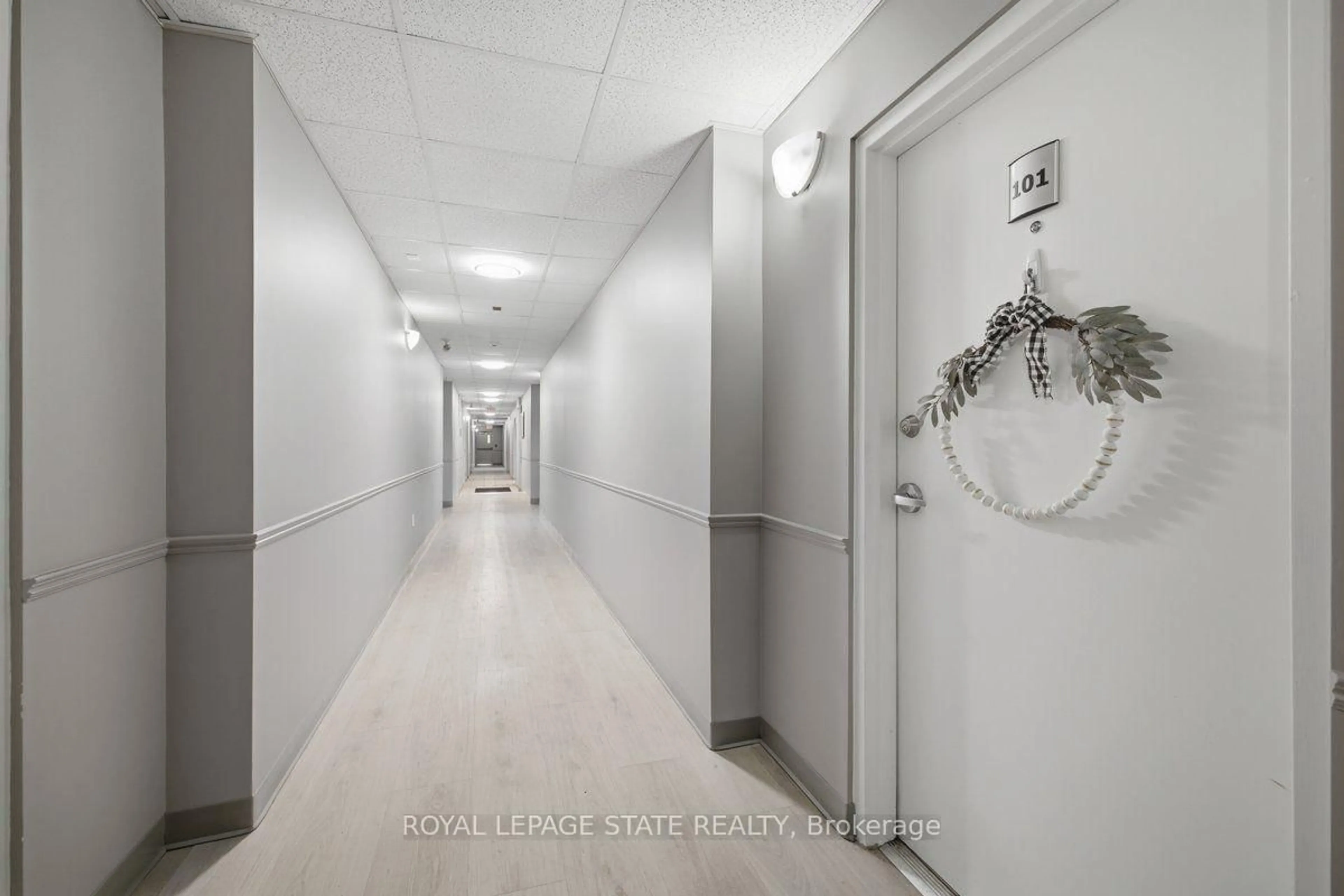 Indoor foyer for 12 St Andrew St #101, Norfolk Ontario N0A 1N1