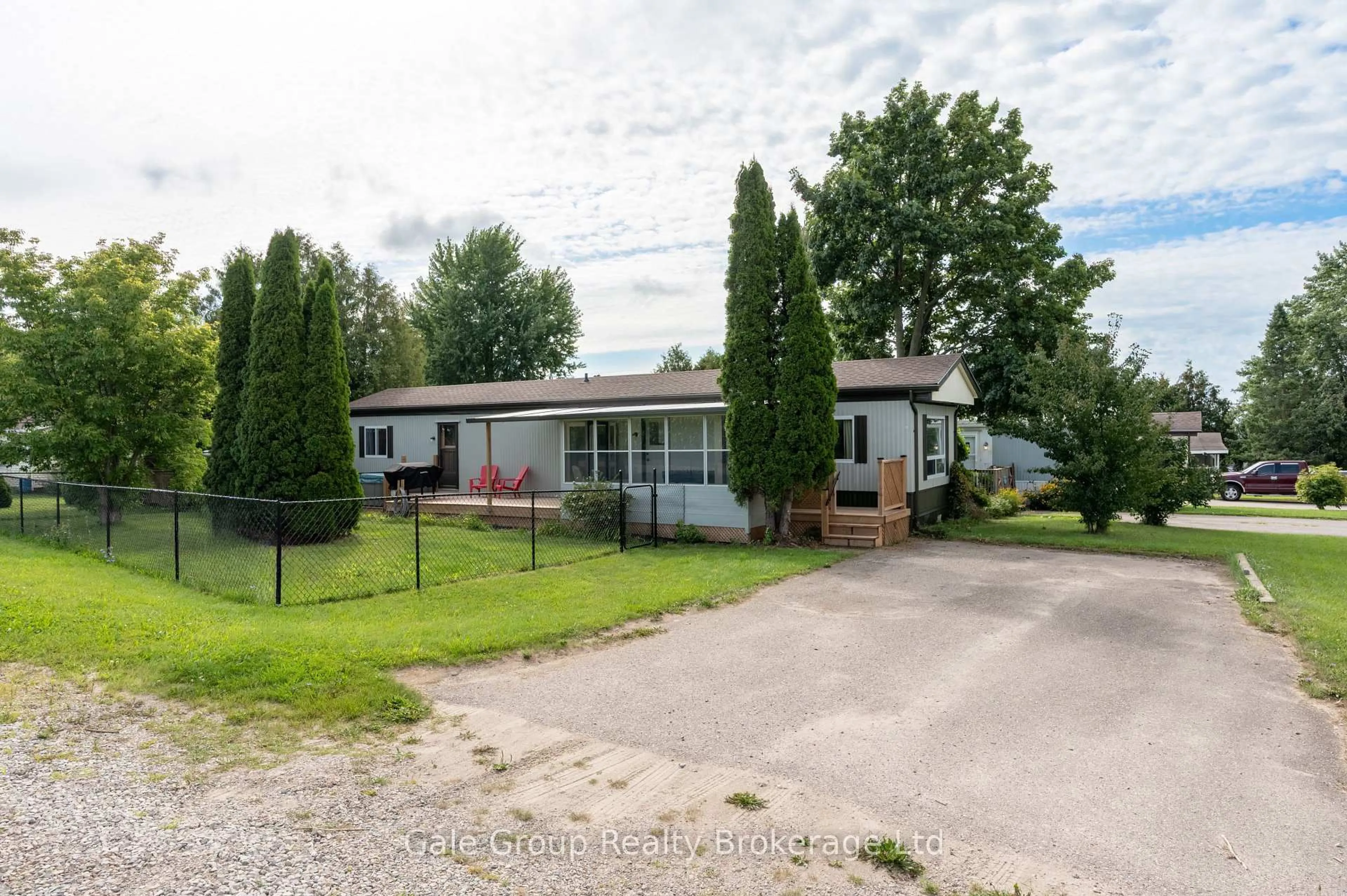 A pic from outside/outdoor area/front of a property/back of a property/a pic from drone, street for 32 Pineview Ave Ave, Malahide Ontario N0L 2J0