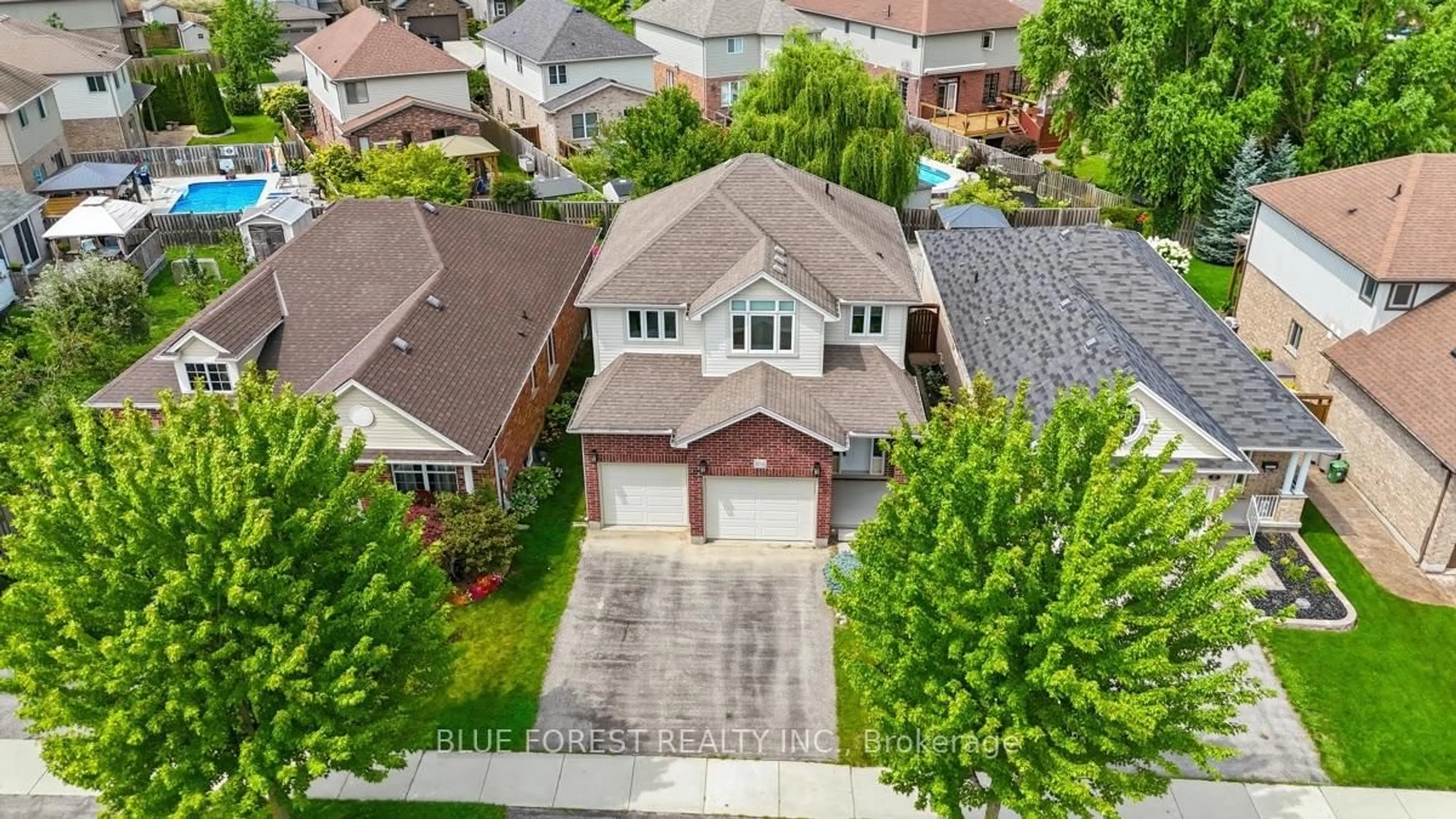 A pic from outside/outdoor area/front of a property/back of a property/a pic from drone, street for 1834 Dormer Dr, London South Ontario N6M 0C1