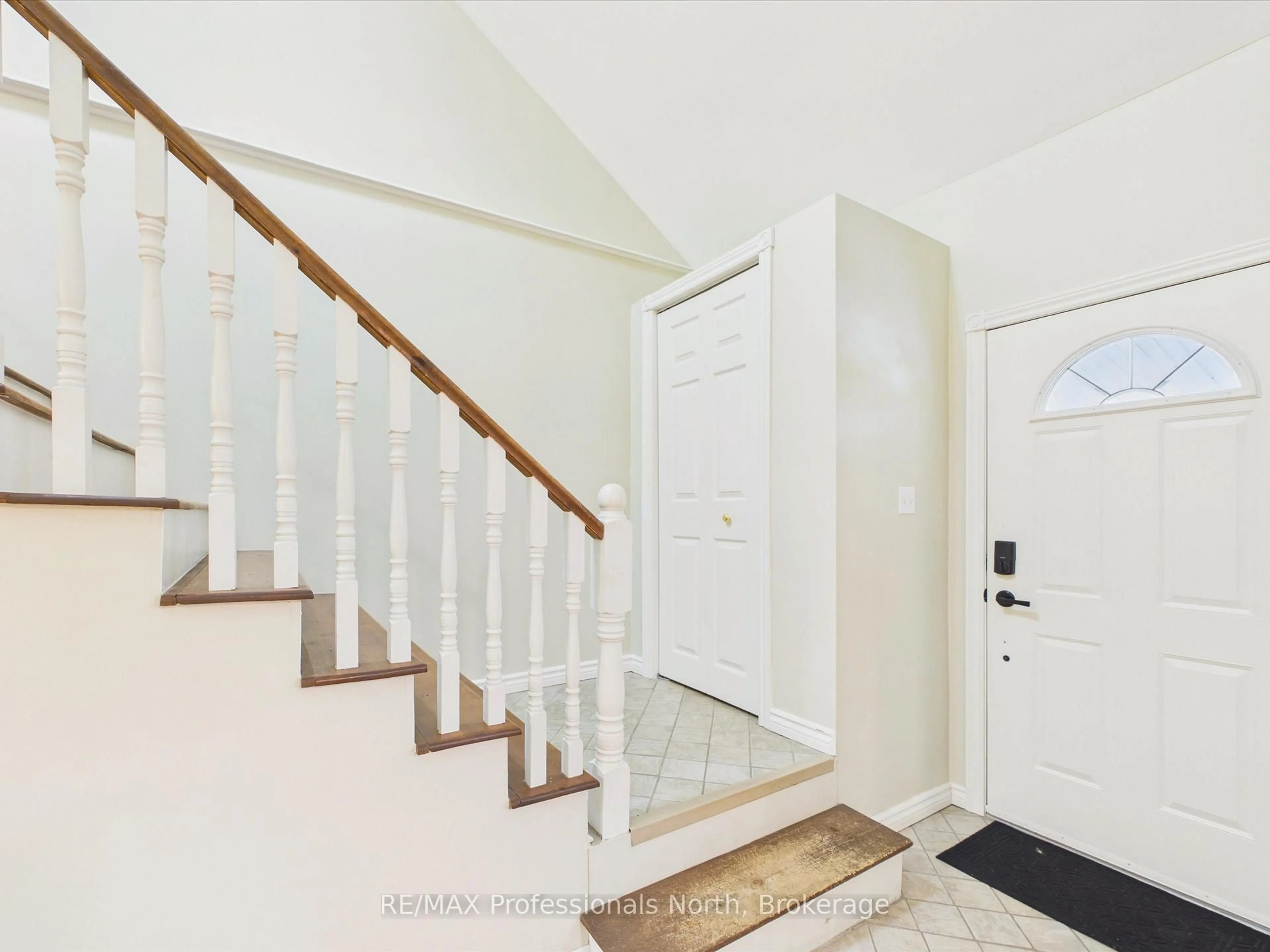 Indoor entryway for 1130 Cedar Lane, Bracebridge Ontario P1L 1L5