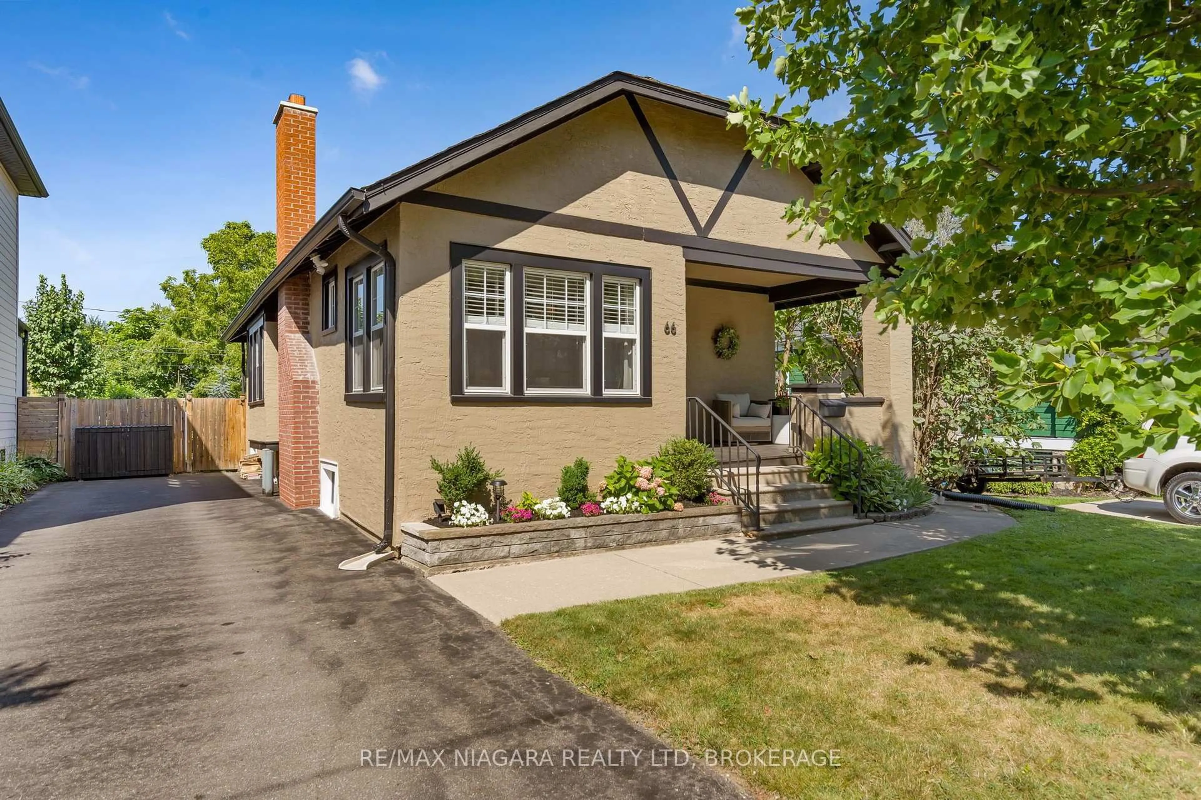 Home with vinyl exterior material, street for 66 Highland Ave, St. Catharines Ontario L2R 4J1