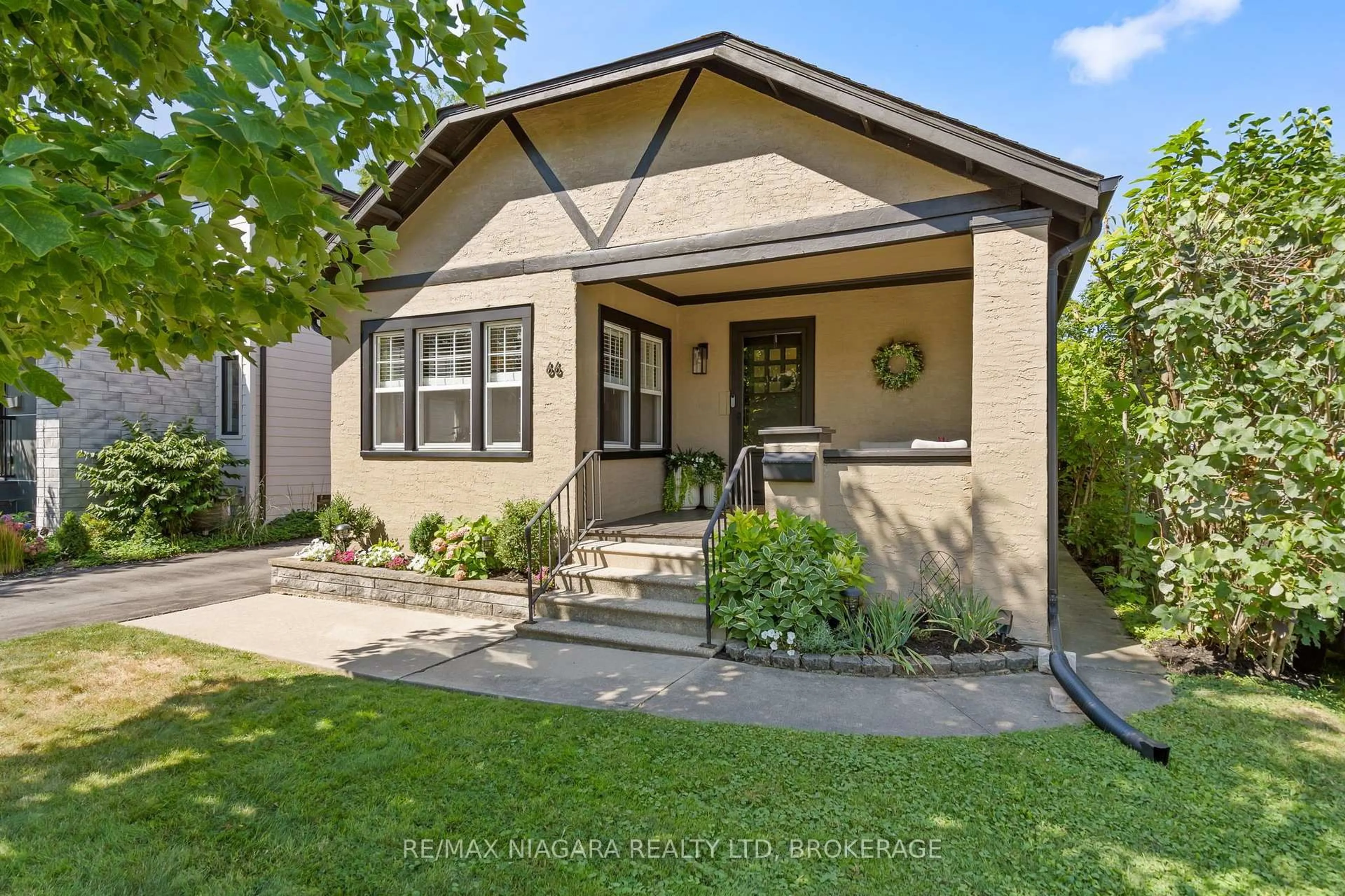 Home with vinyl exterior material, street for 66 Highland Ave, St. Catharines Ontario L2R 4J1