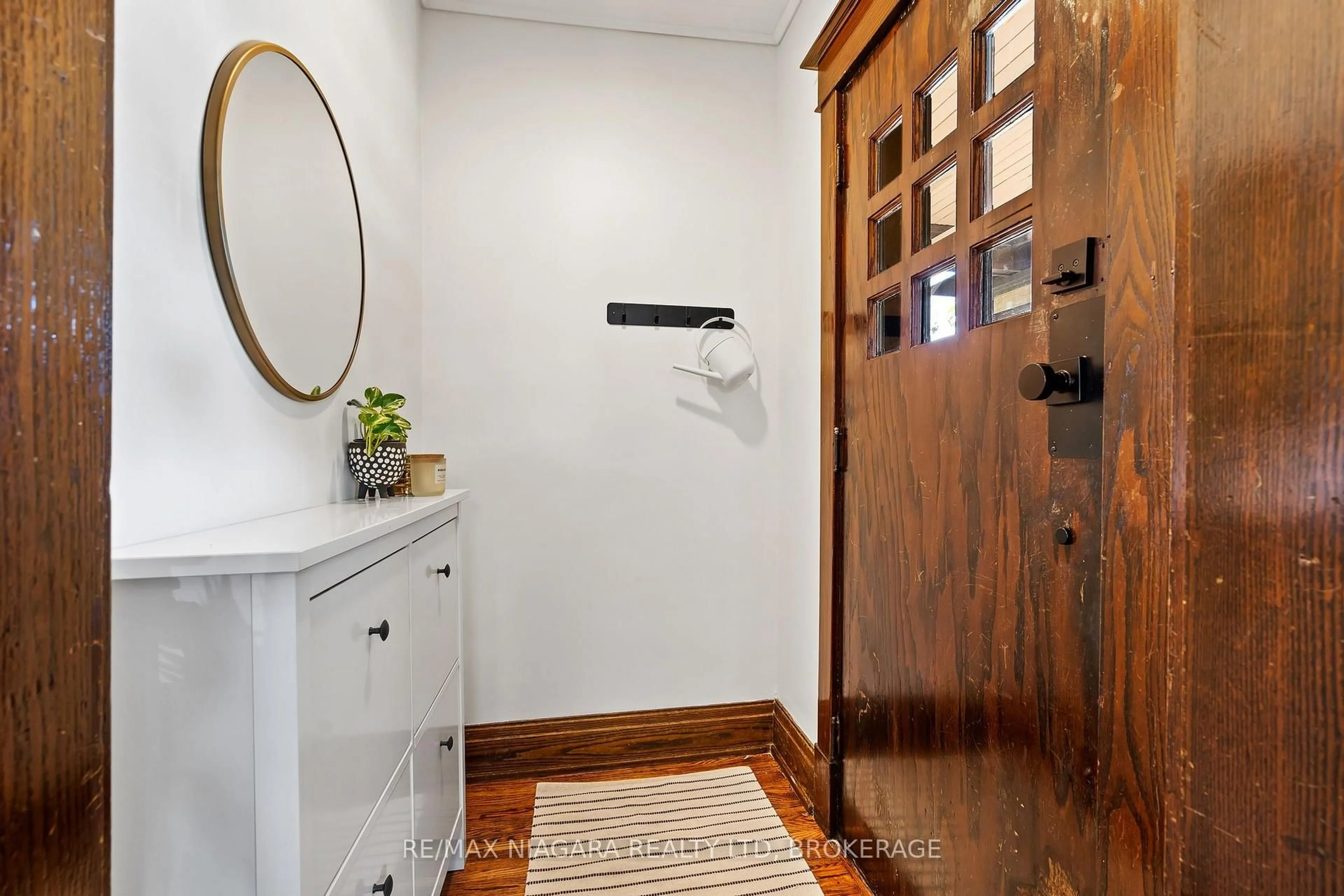 Indoor entryway for 66 Highland Ave, St. Catharines Ontario L2R 4J1