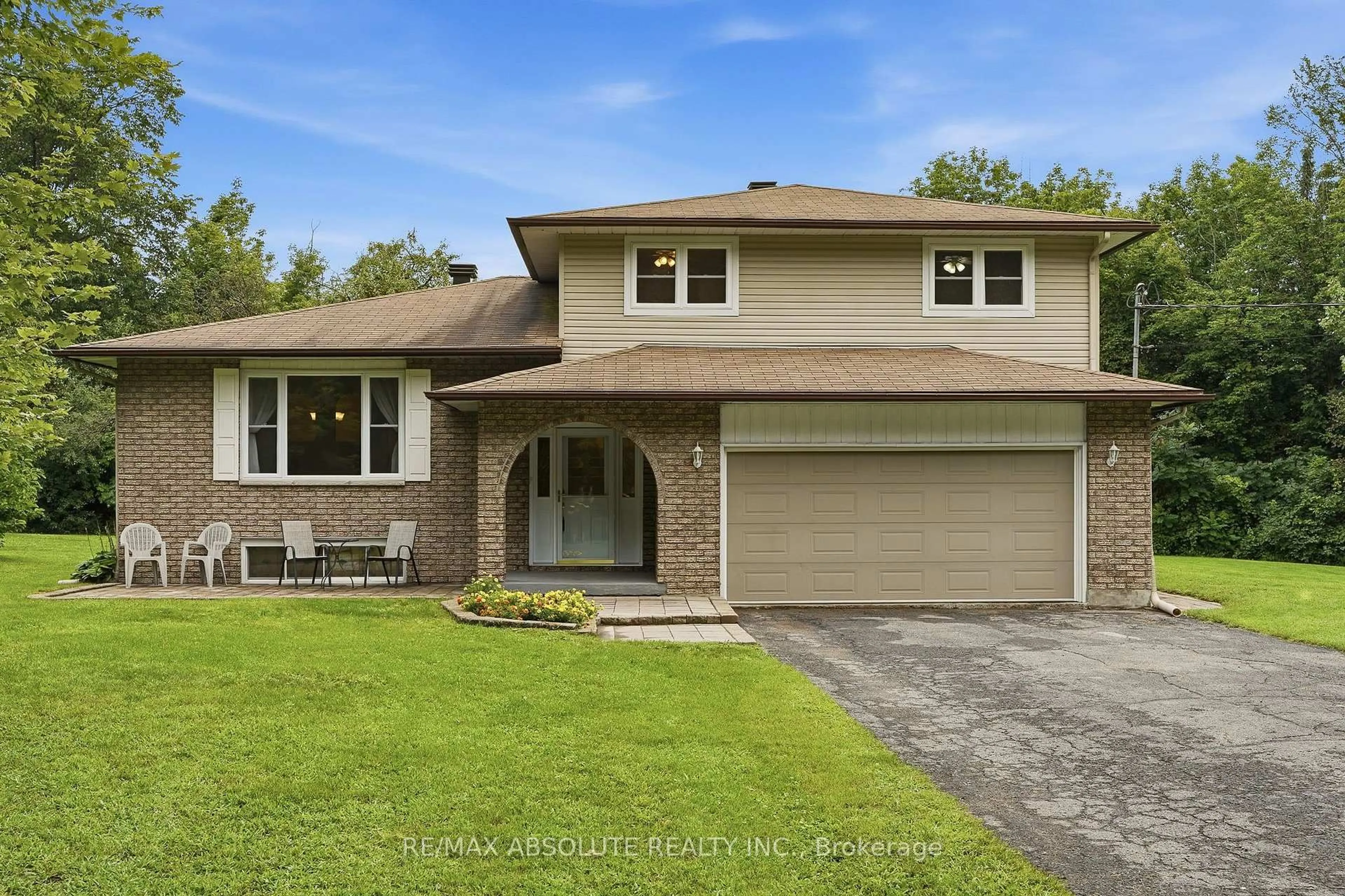 Home with vinyl exterior material, street for 1000 Milburn Cres, Cumberland Ontario K4C 1C9