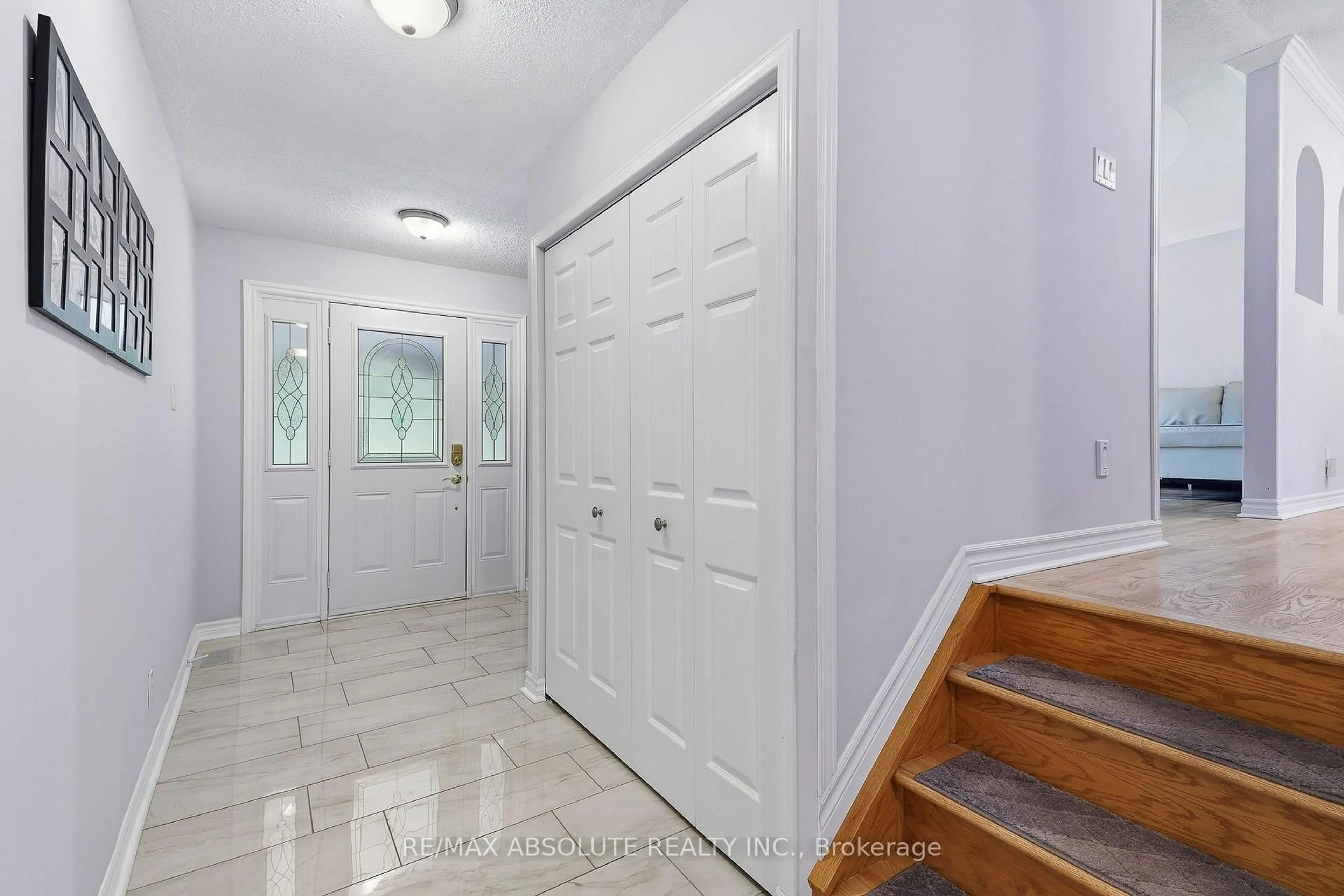 Indoor entryway for 1000 Milburn Cres, Cumberland Ontario K4C 1C9