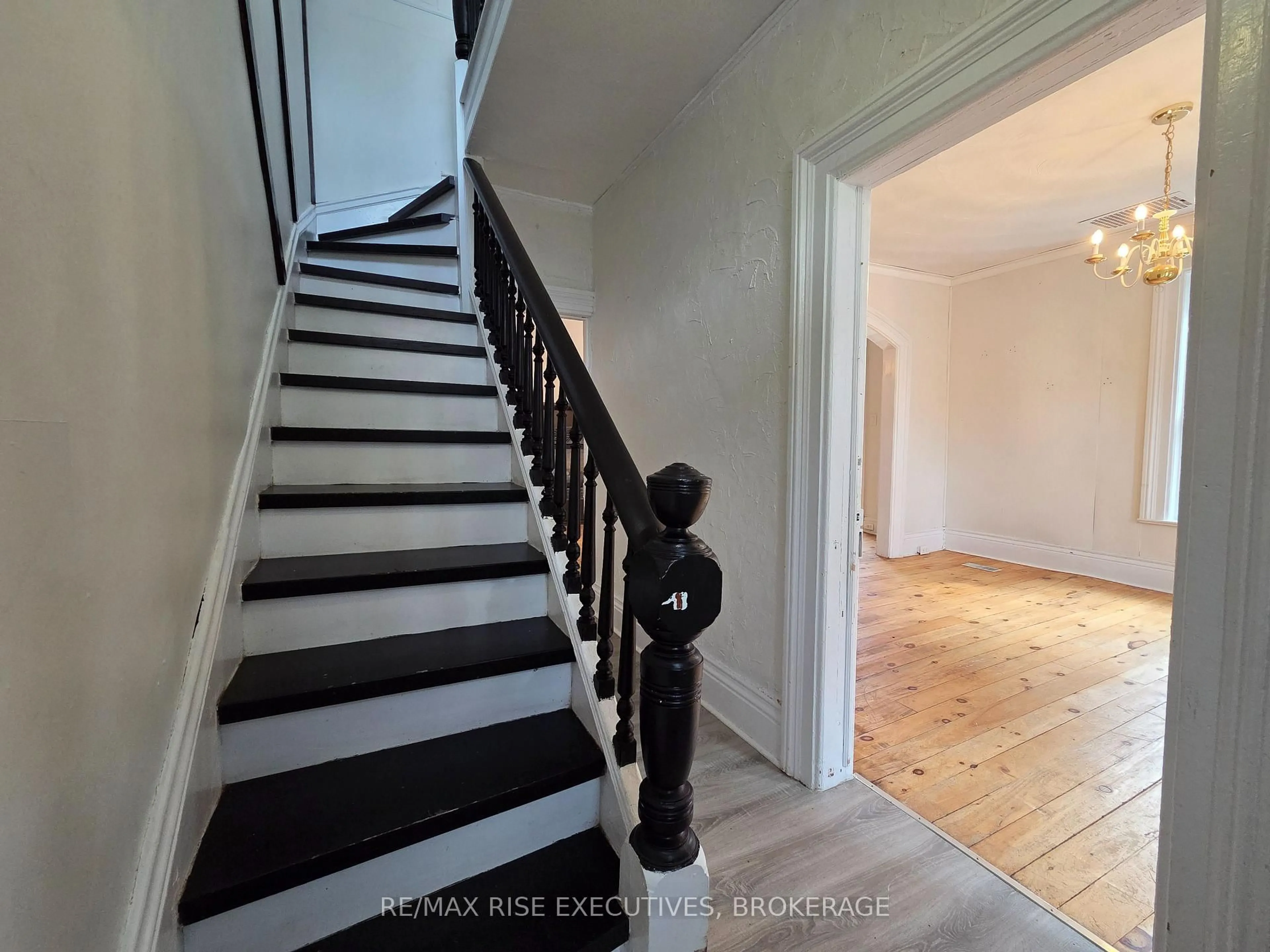 Stairs for 18 Stone St, Belleville Ontario K8P 1Z9