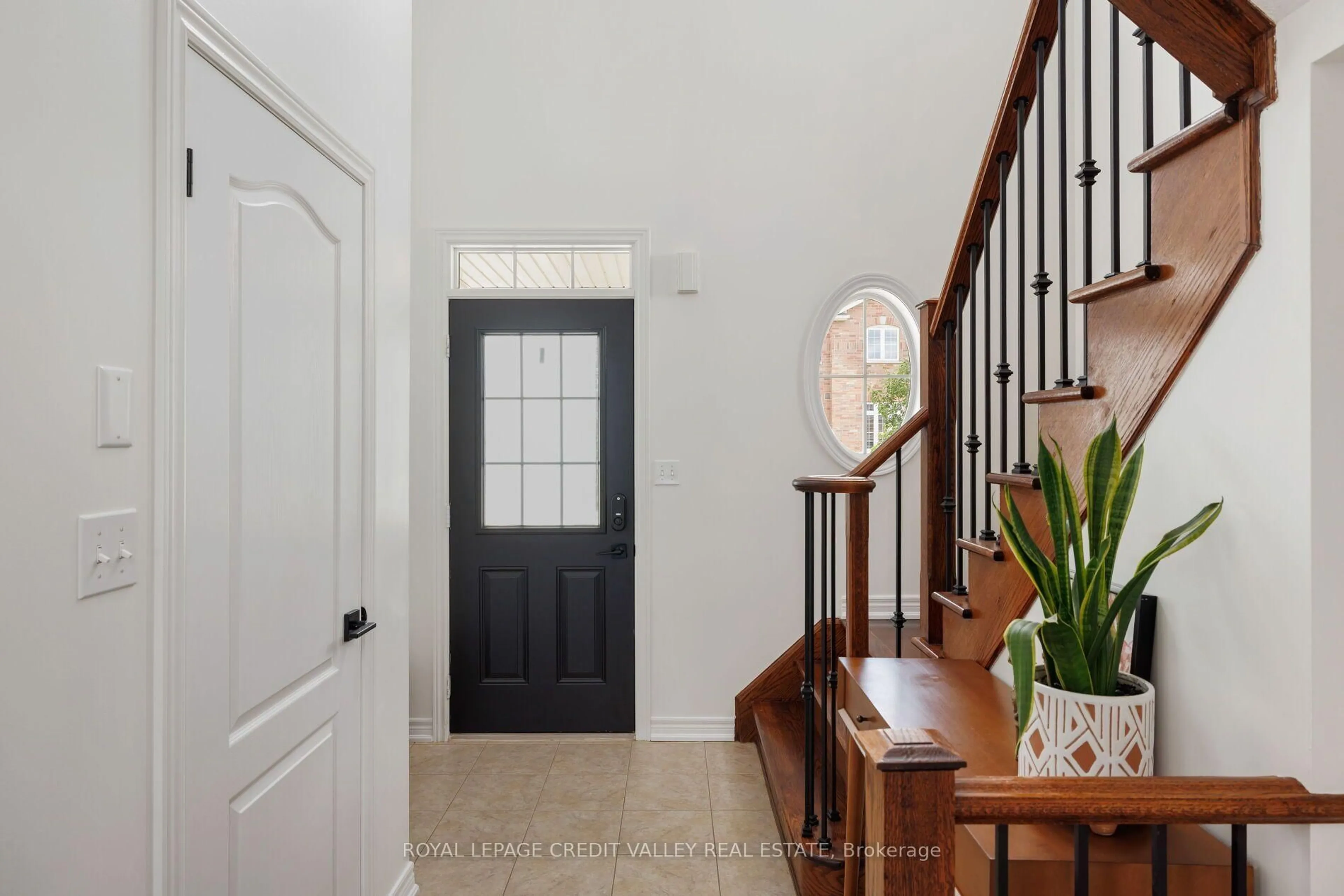 Indoor entryway for 49 Bousfield Crt, Hamilton Ontario L8B 0T3