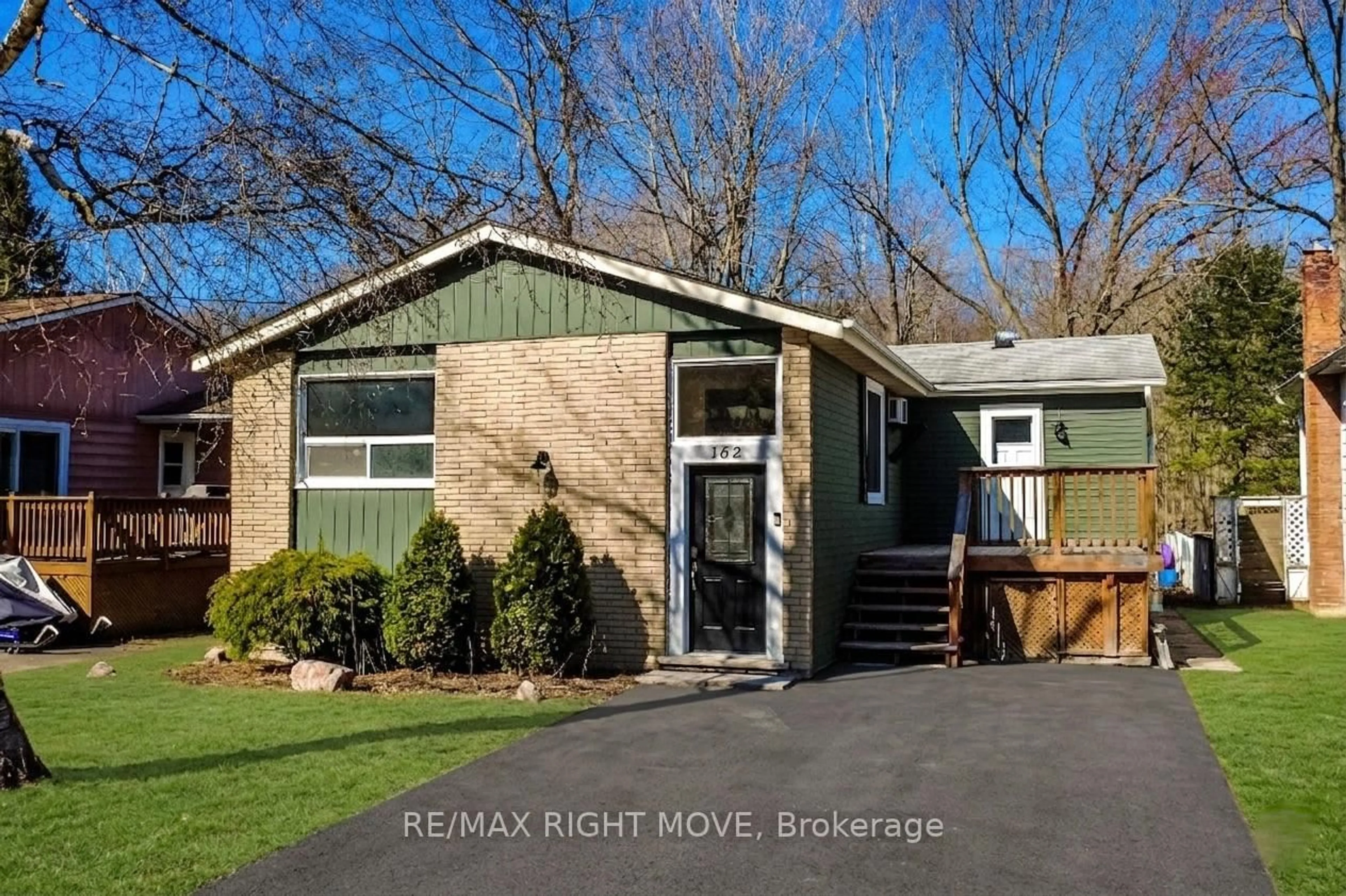 Home with brick exterior material, street for 162 Pratt Cres, Gravenhurst Ontario P1P 1P5