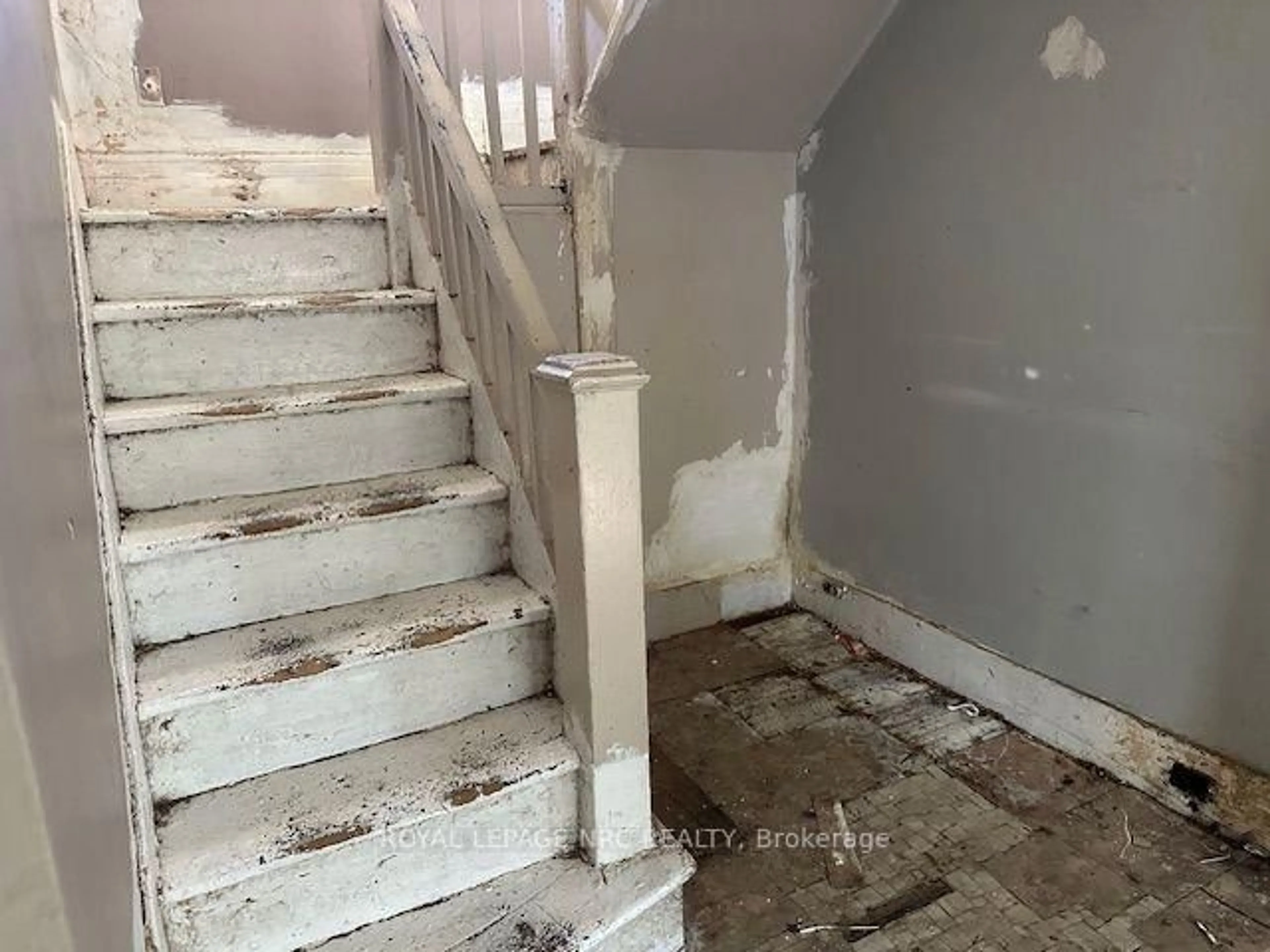 Stairs for 62 Haynes Ave, St. Catharines Ontario L2R 3Z3