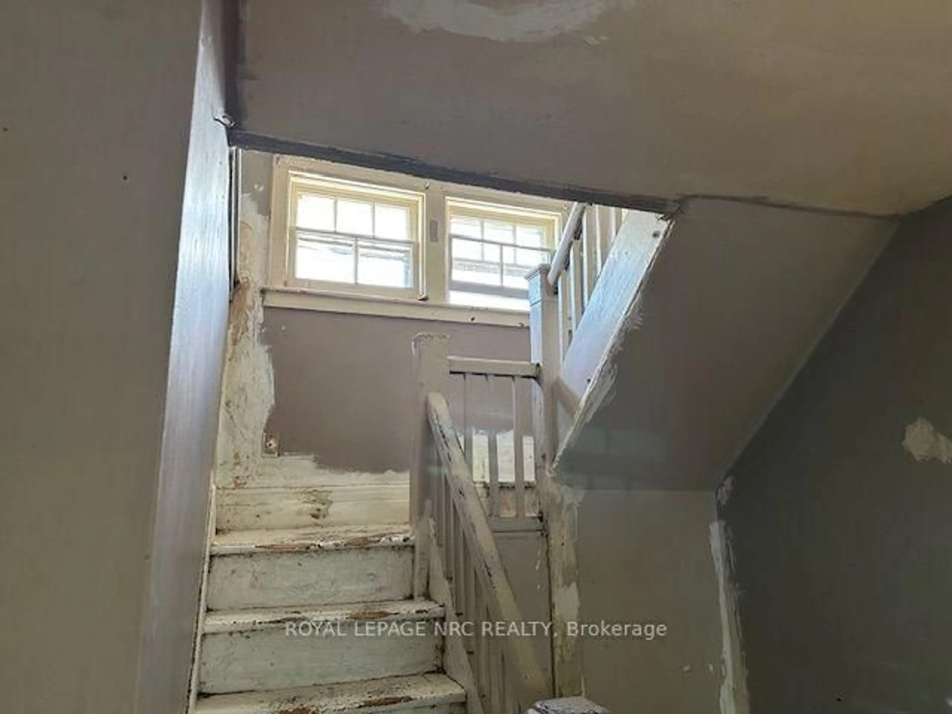 Stairs for 62 Haynes Ave, St. Catharines Ontario L2R 3Z3