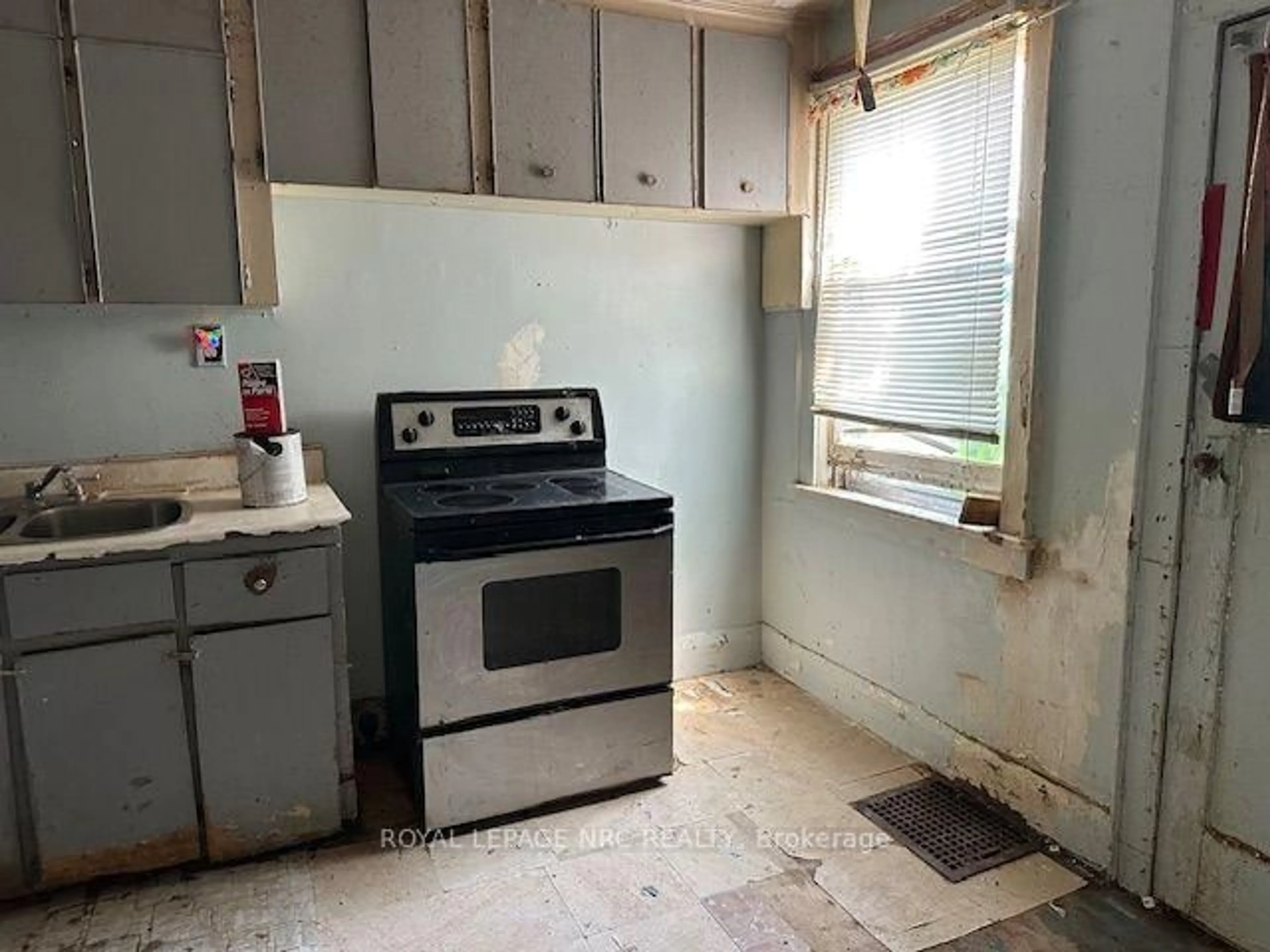 Standard kitchen, unknown for 62 Haynes Ave, St. Catharines Ontario L2R 3Z3