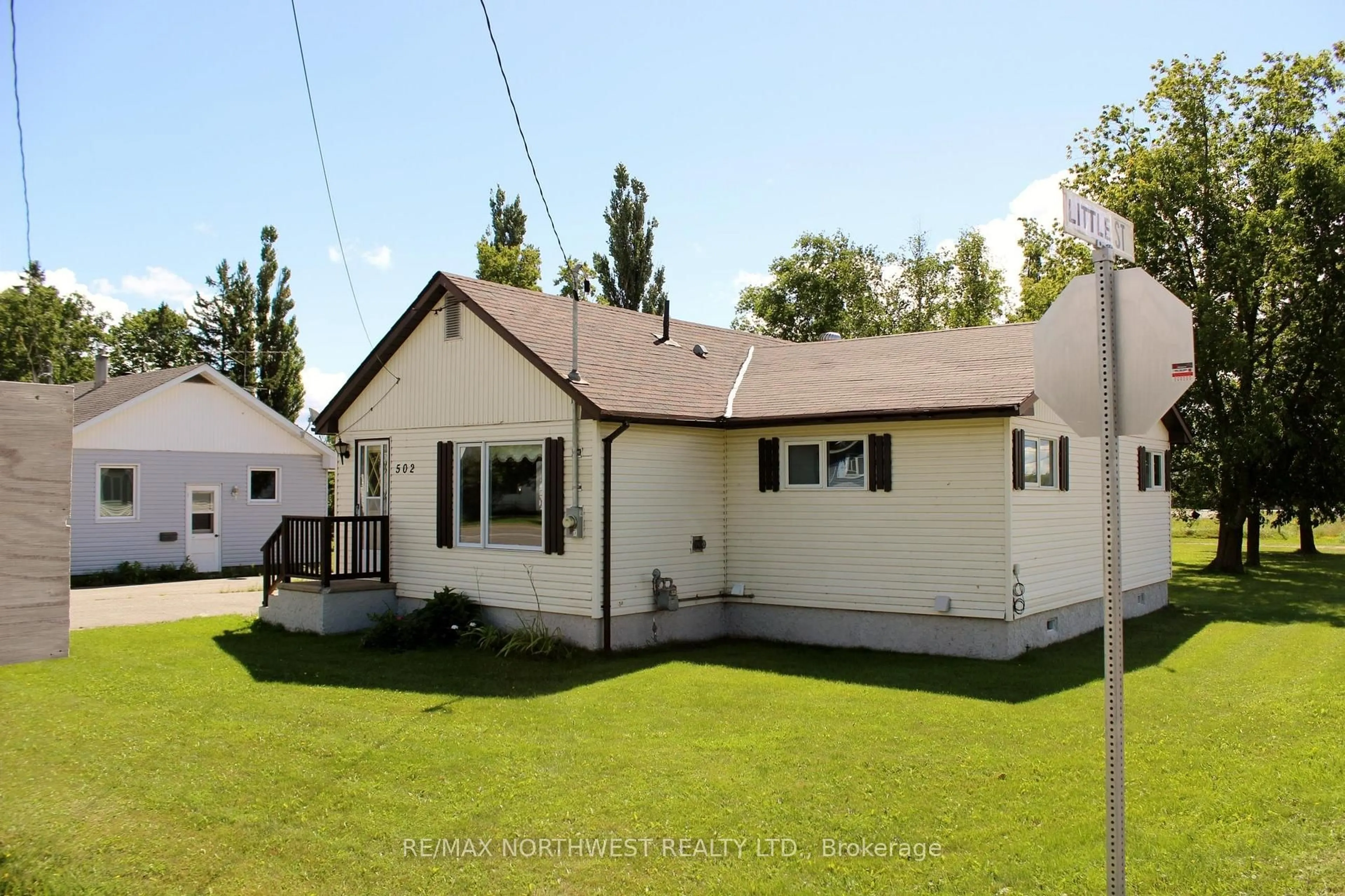 A pic from outside/outdoor area/front of a property/back of a property/a pic from drone, street for 502 ATWOOD AVENUE, Rainy River Ontario P0W 1L0