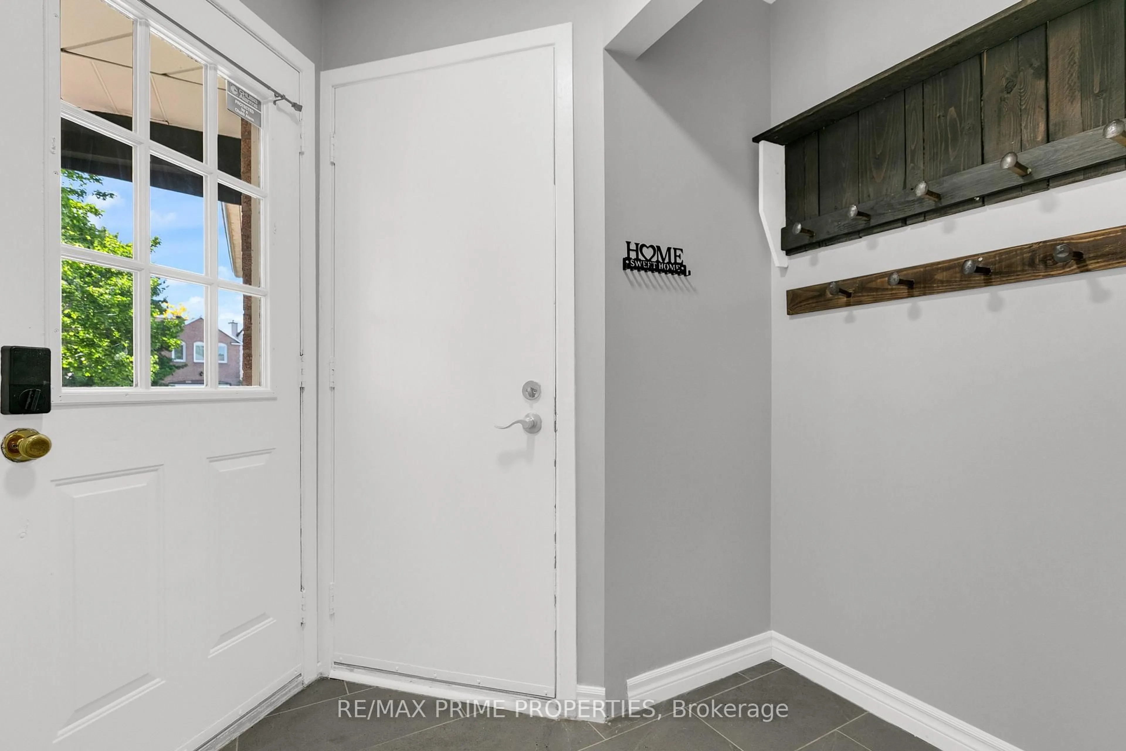 Indoor entryway for 1531 Kamouraska Circ, Ottawa Ontario K1C 3J1