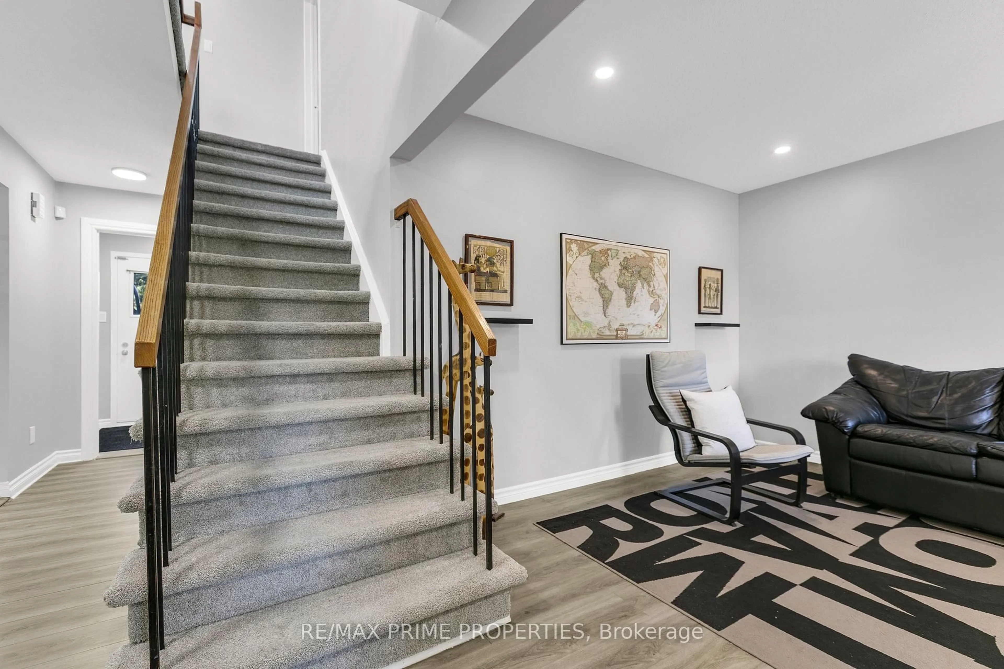 Indoor foyer for 1531 Kamouraska Circ, Ottawa Ontario K1C 3J1