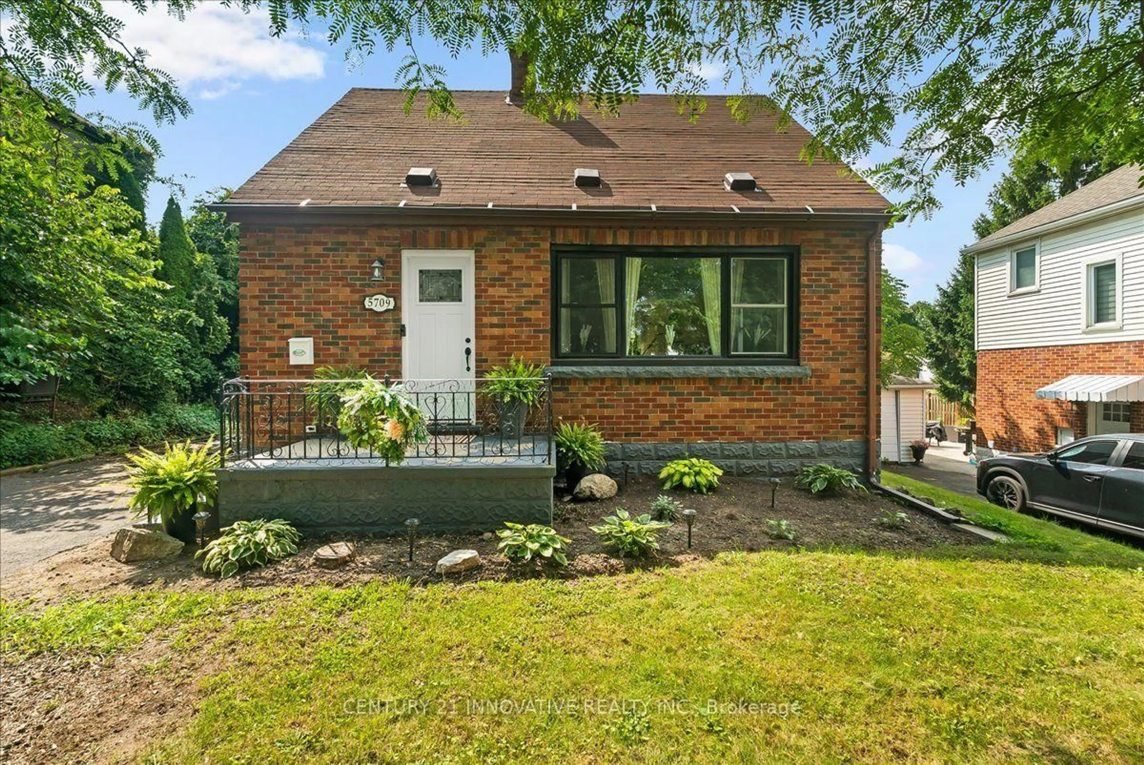 Home with brick exterior material, street for 5709 Hanan Ave, Niagara Falls Ontario L2G 4E7