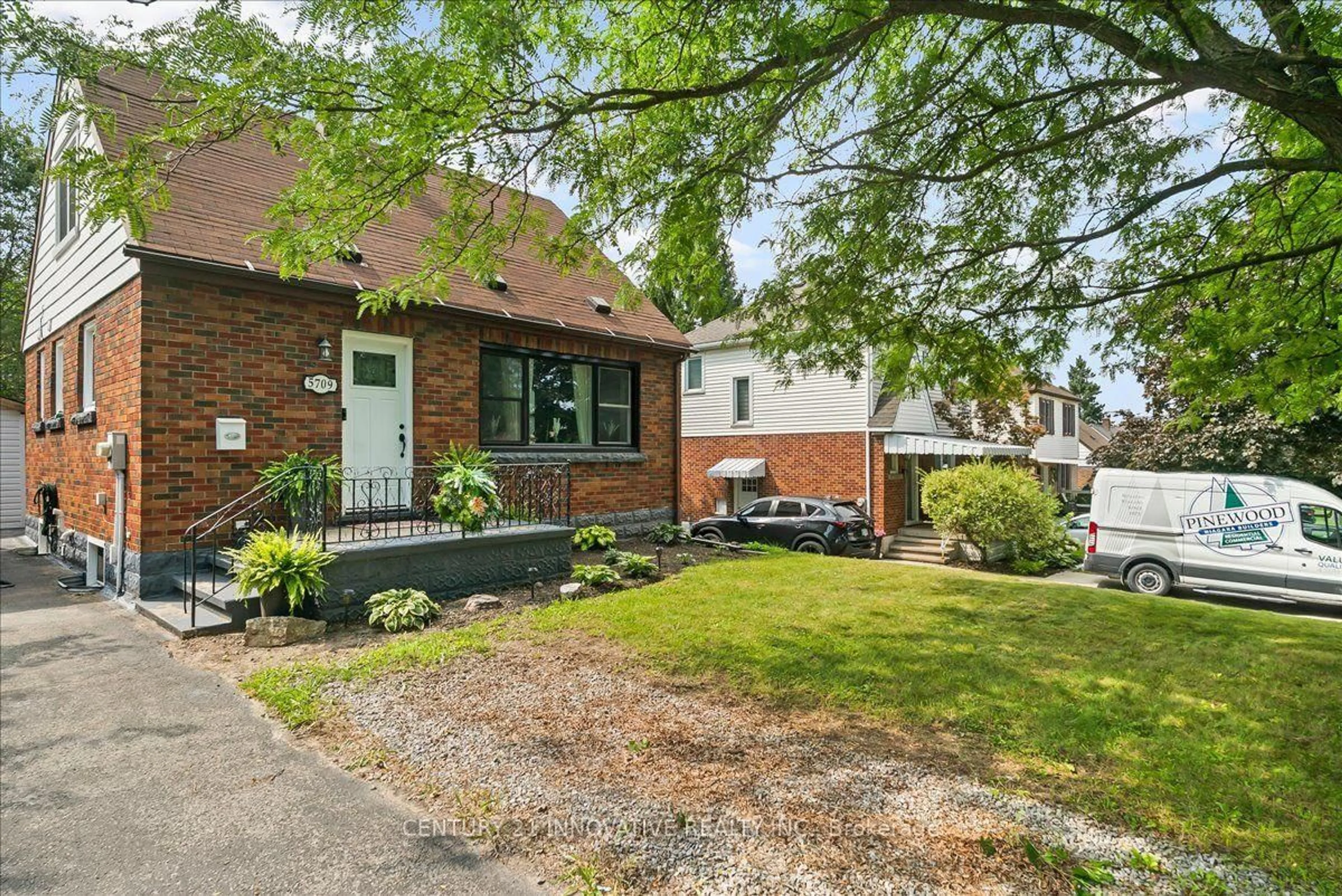 Home with brick exterior material, street for 5709 Hanan Ave, Niagara Falls Ontario L2G 4E7