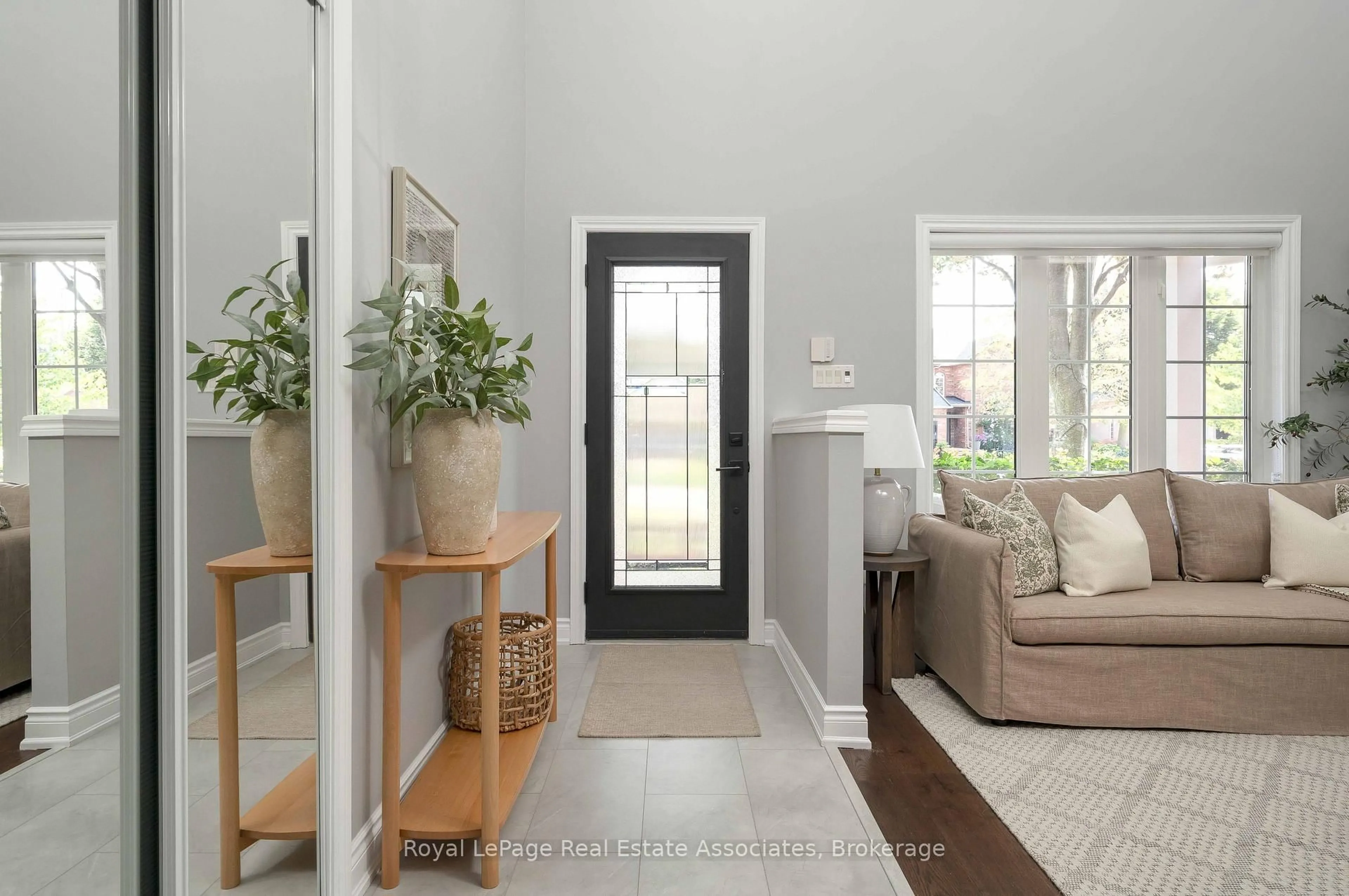 Indoor entryway for 5 Volterra Crt, Hamilton Ontario L8B 0K7