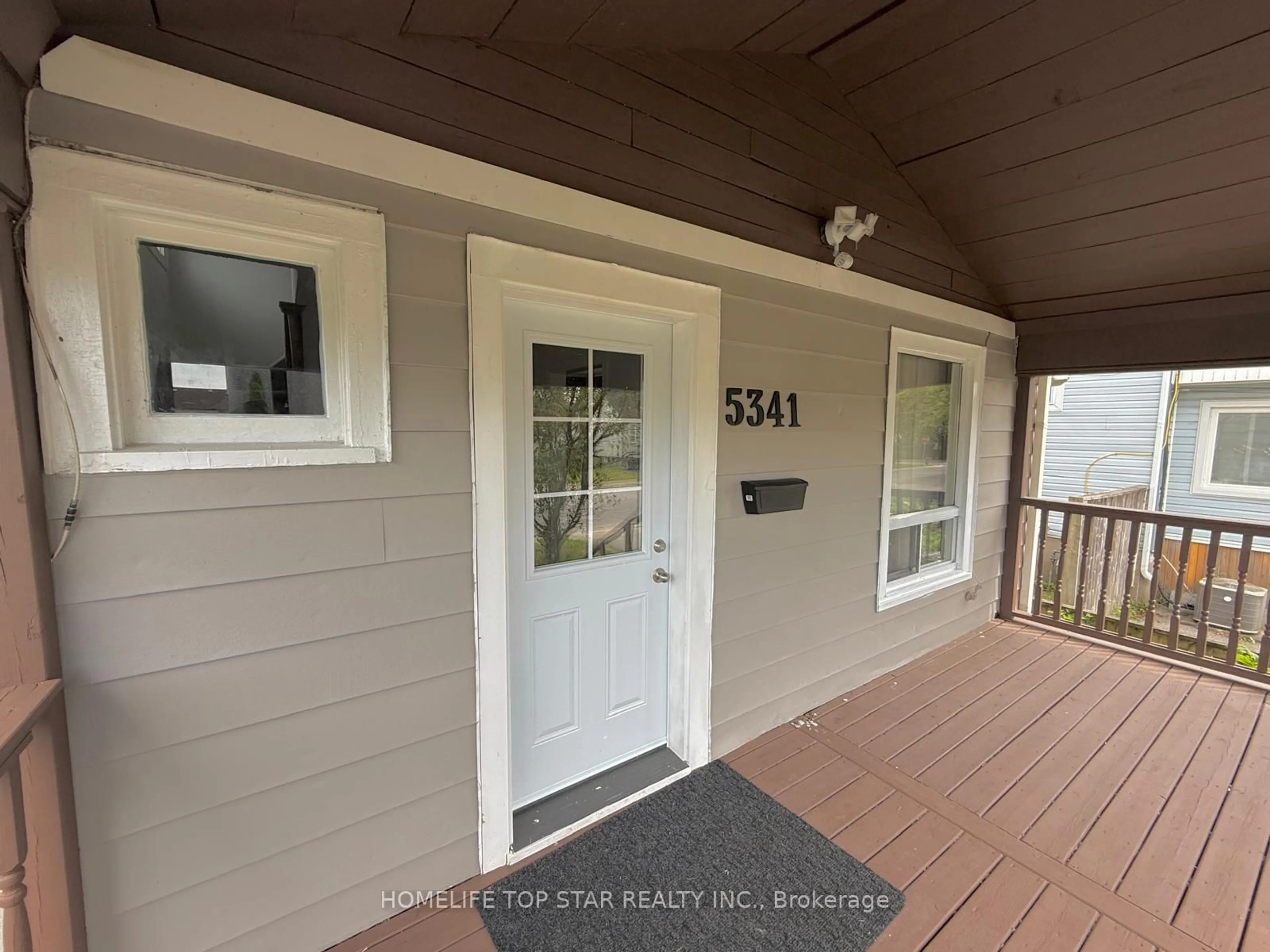 Indoor entryway for 5341 McRae St, Niagara Falls Ontario L2E 1R3