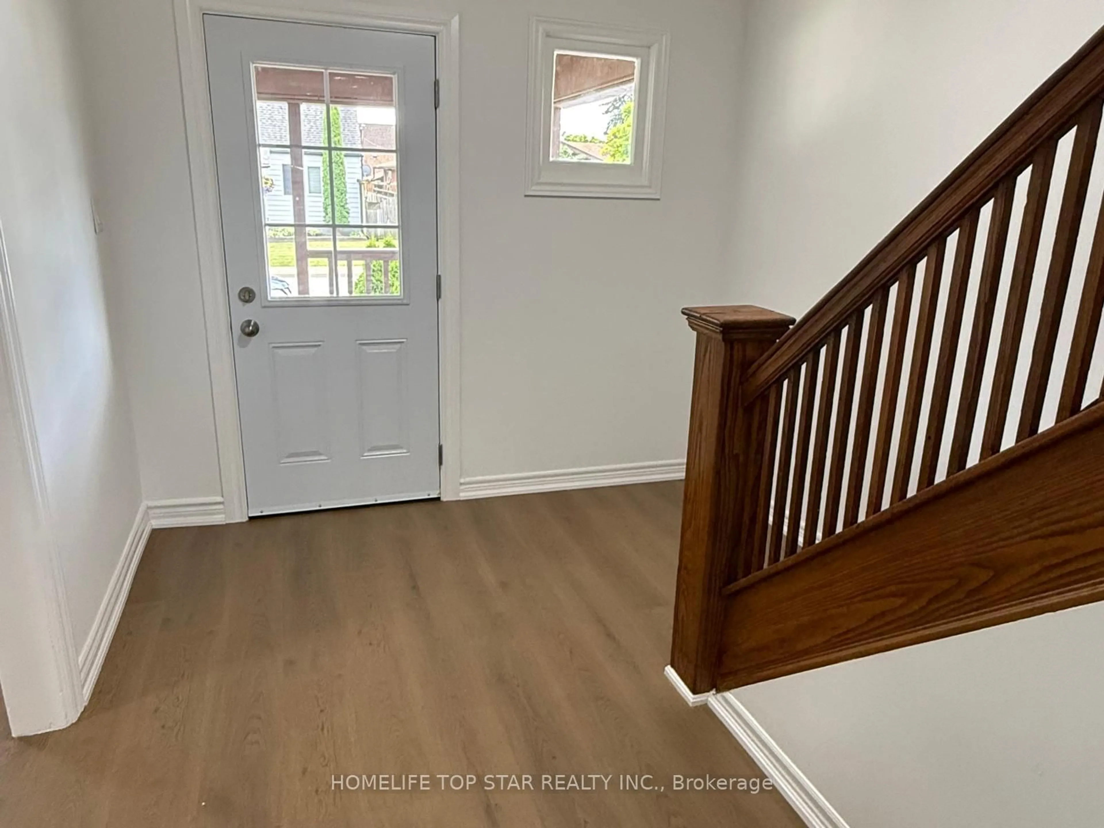 Indoor entryway for 5341 McRae St, Niagara Falls Ontario L2E 1R3