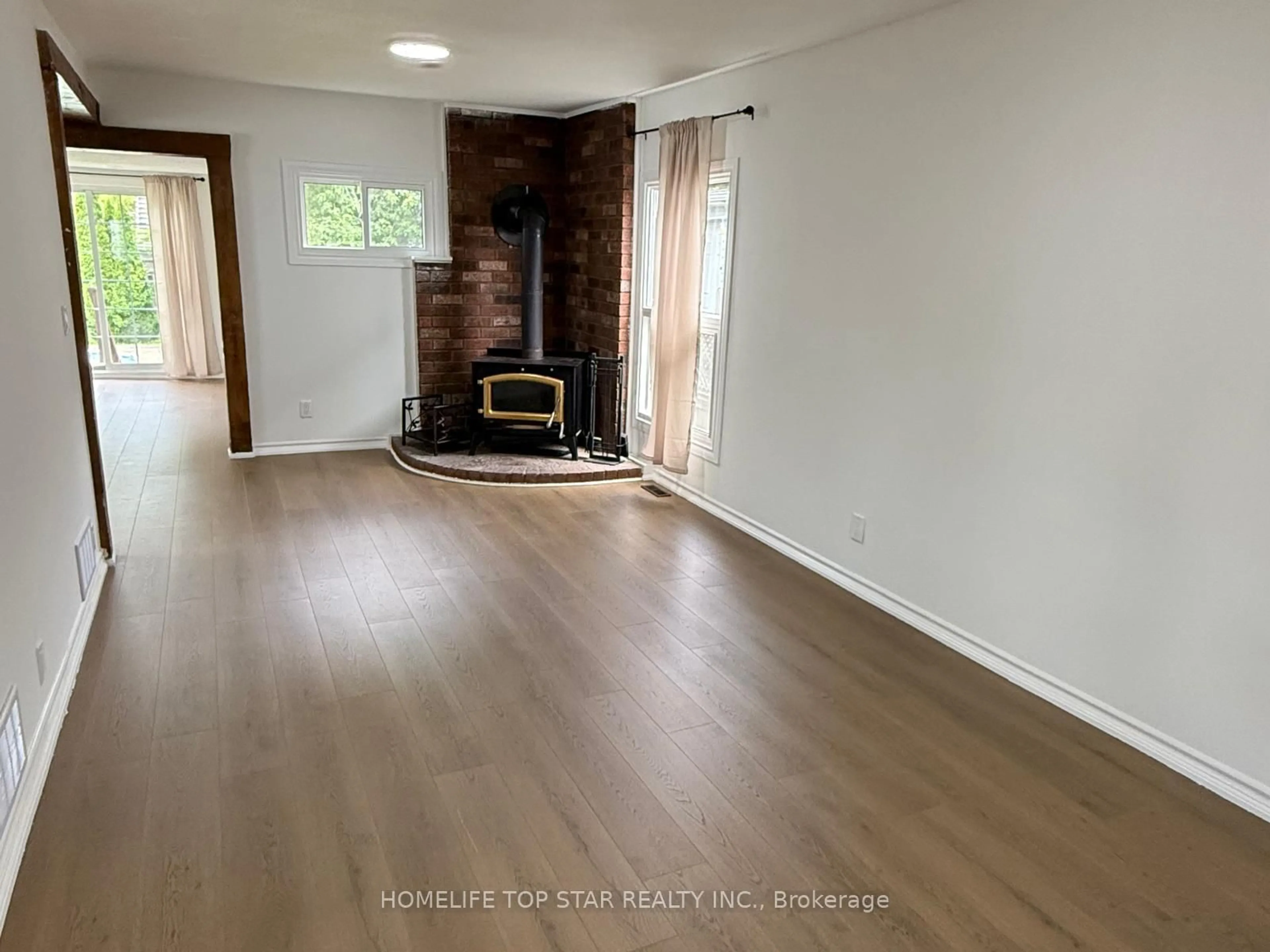 A pic of a room for 5341 McRae St, Niagara Falls Ontario L2E 1R3