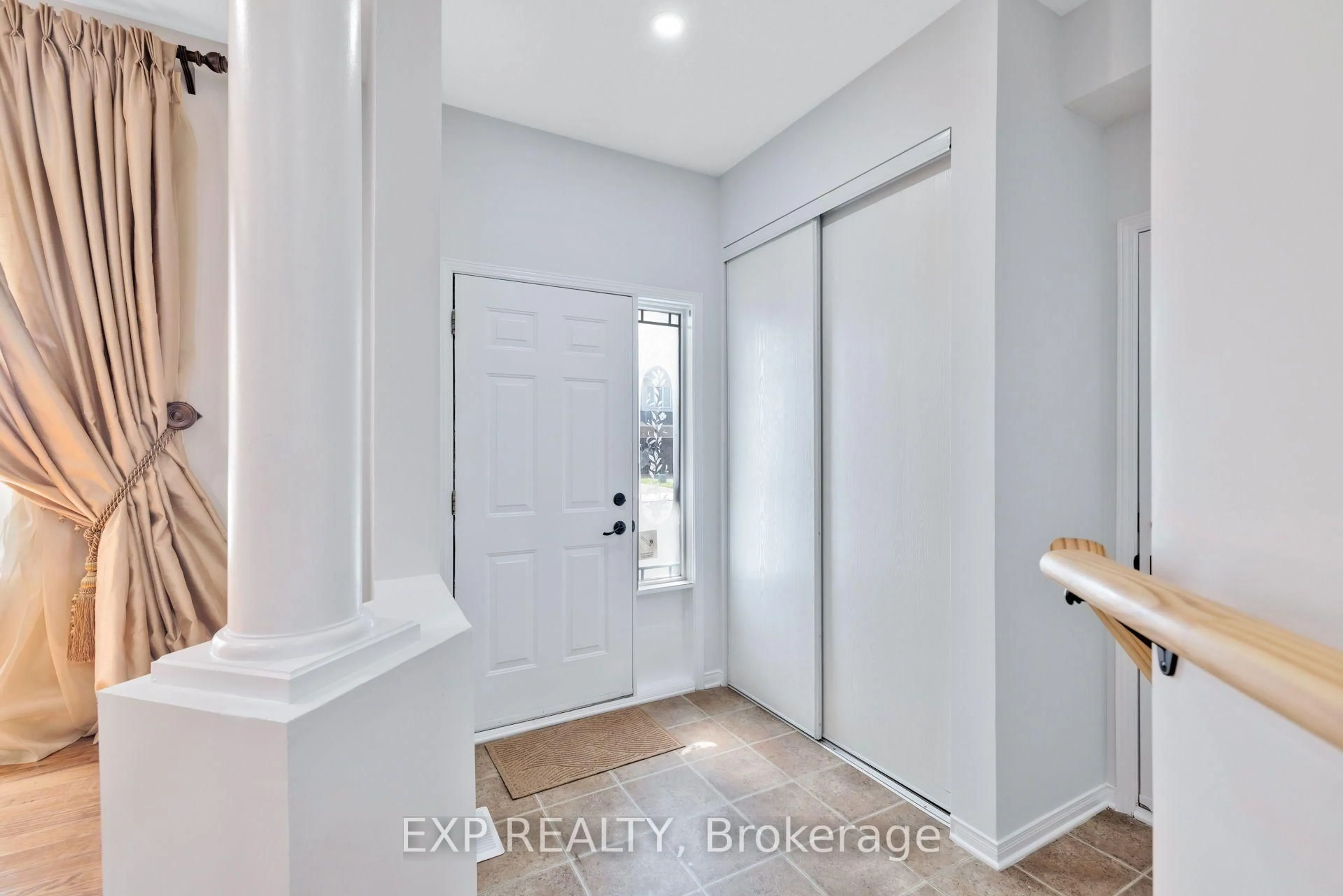 Indoor entryway for 114 Ashmore Dr, Barrhaven Ontario K2G 7B3