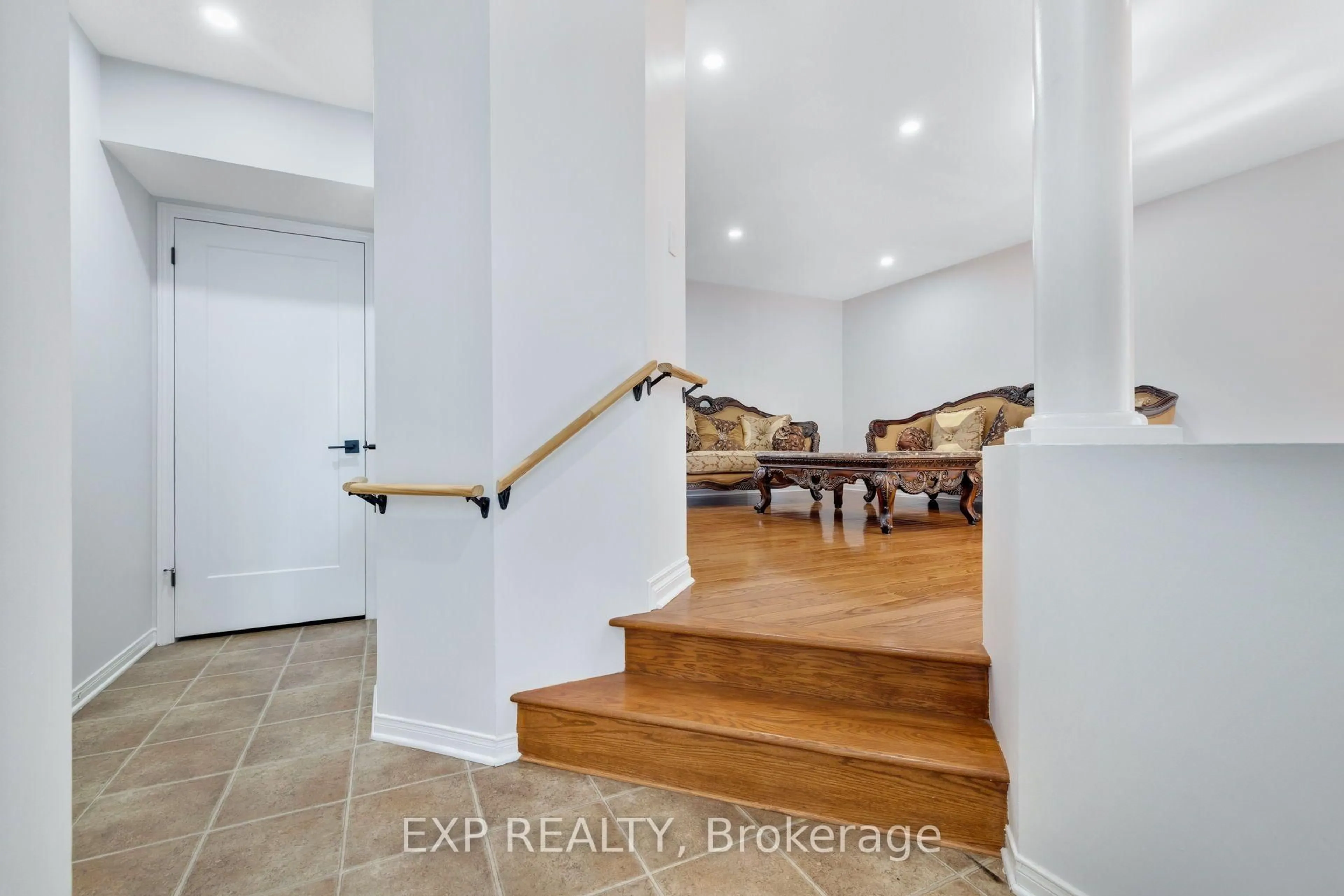 Indoor entryway for 114 Ashmore Dr, Barrhaven Ontario K2G 7B3