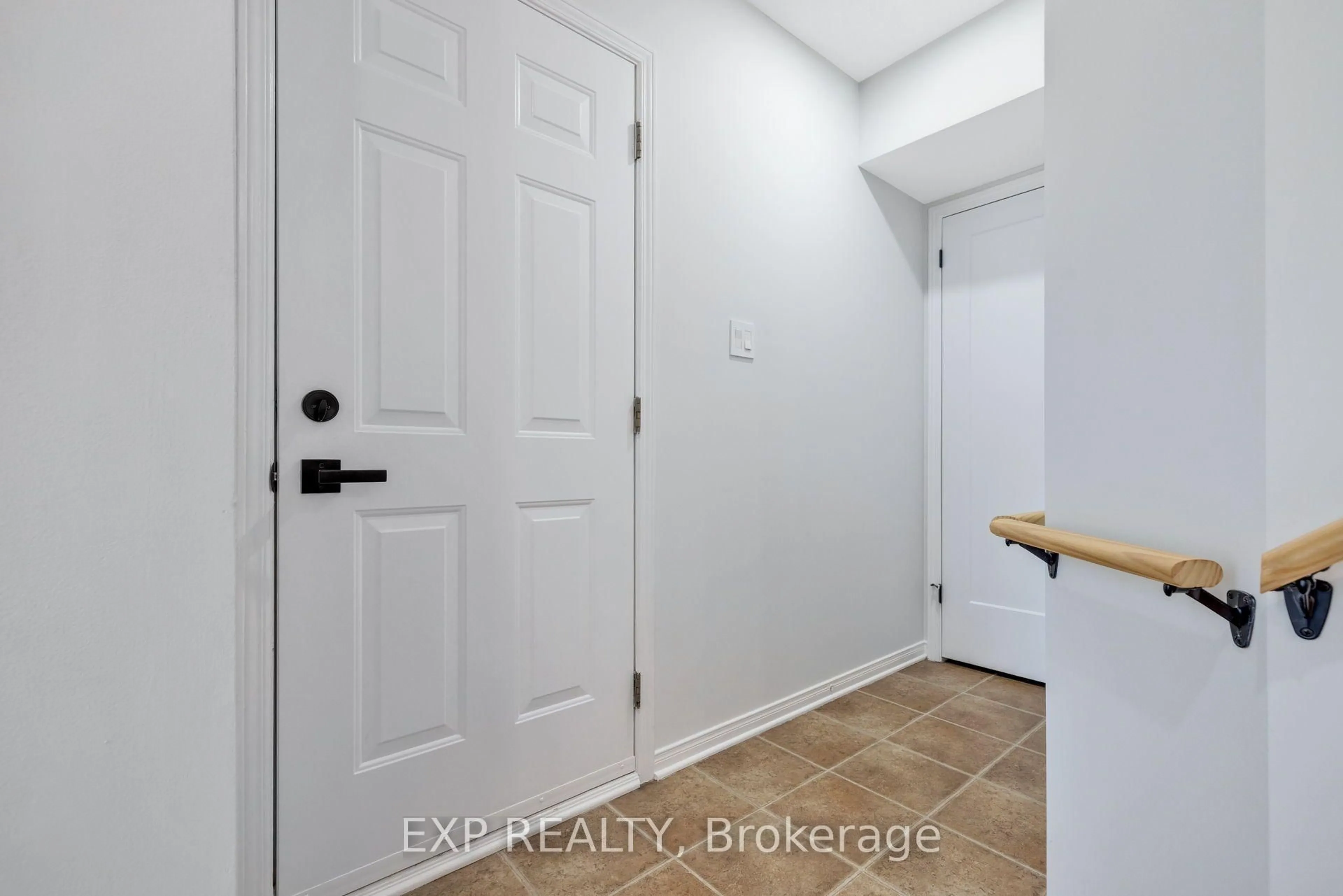 Indoor entryway for 114 Ashmore Dr, Barrhaven Ontario K2G 7B3
