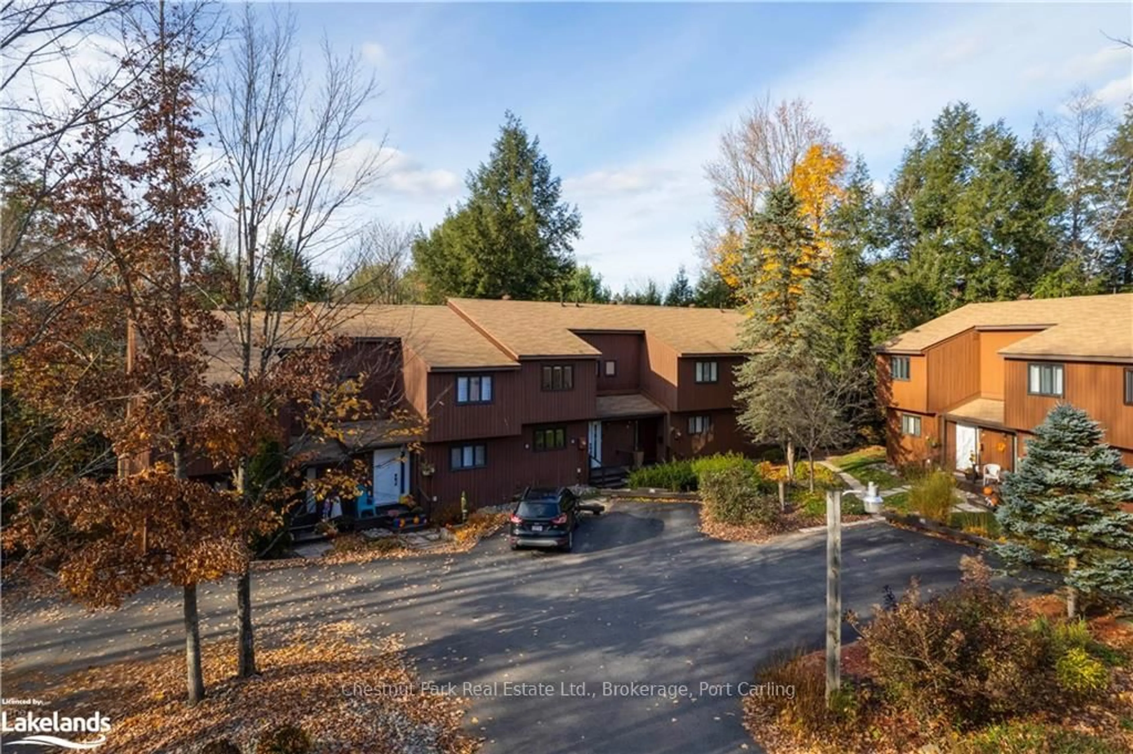 A pic from outside/outdoor area/front of a property/back of a property/a pic from drone, mountain view for 39 SOUTHBANK Dr #7, Bracebridge Ontario P1L 1G2