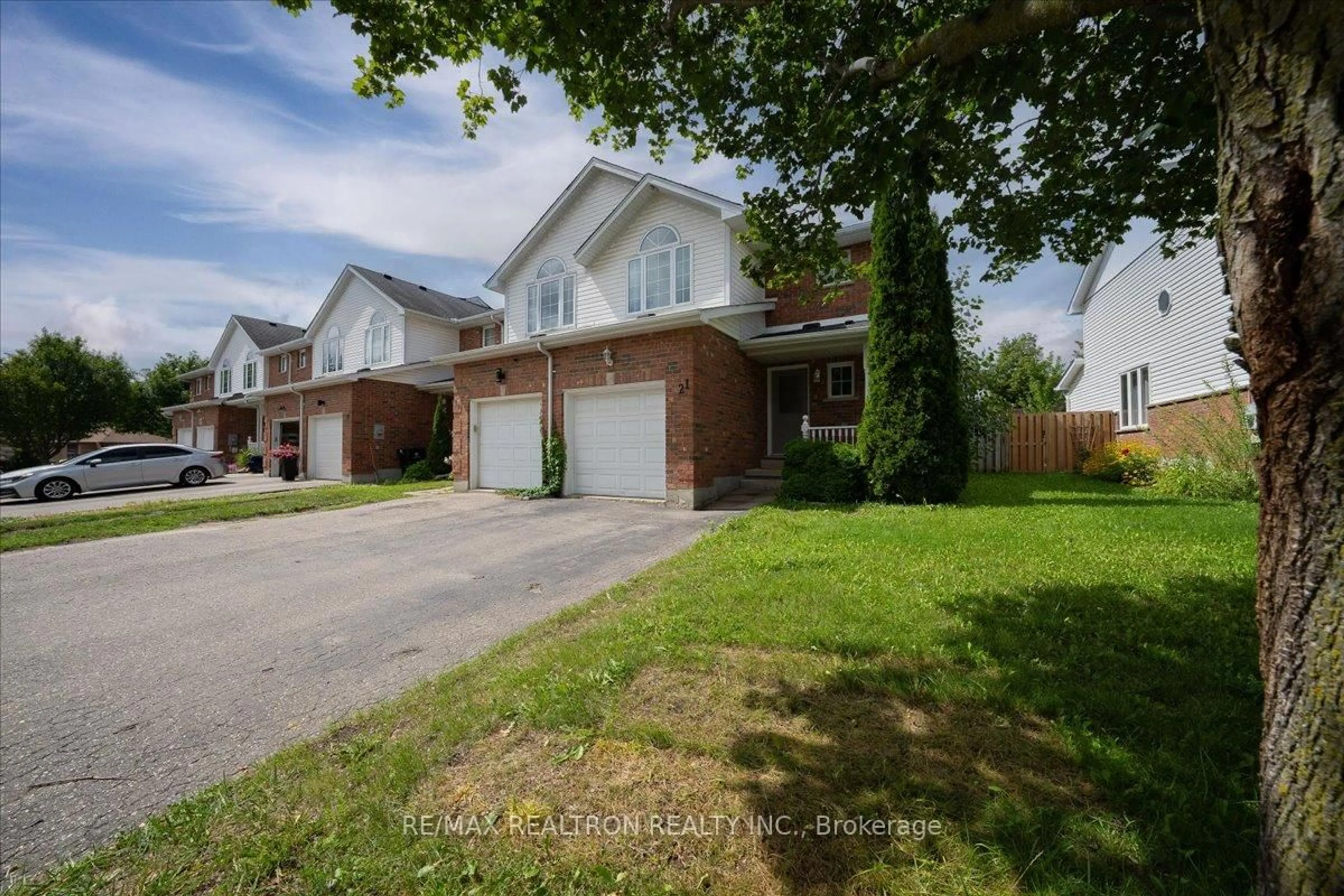 A pic from outside/outdoor area/front of a property/back of a property/a pic from drone, street for 21 Brandy Cres, Kitchener Ontario N2B 3W8
