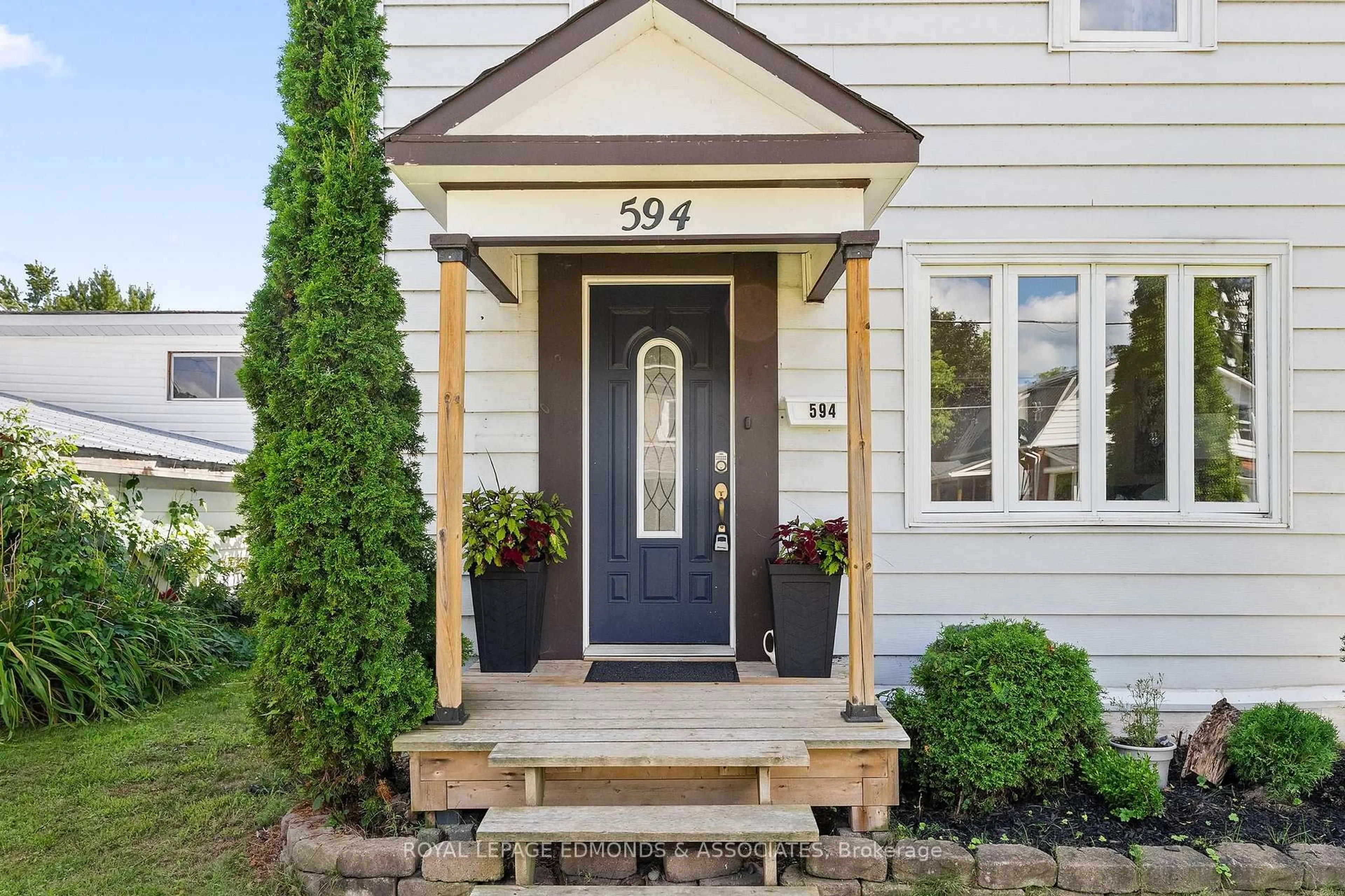 Home with vinyl exterior material, street for 594 Isabella St, Pembroke Ontario K8A 5V3