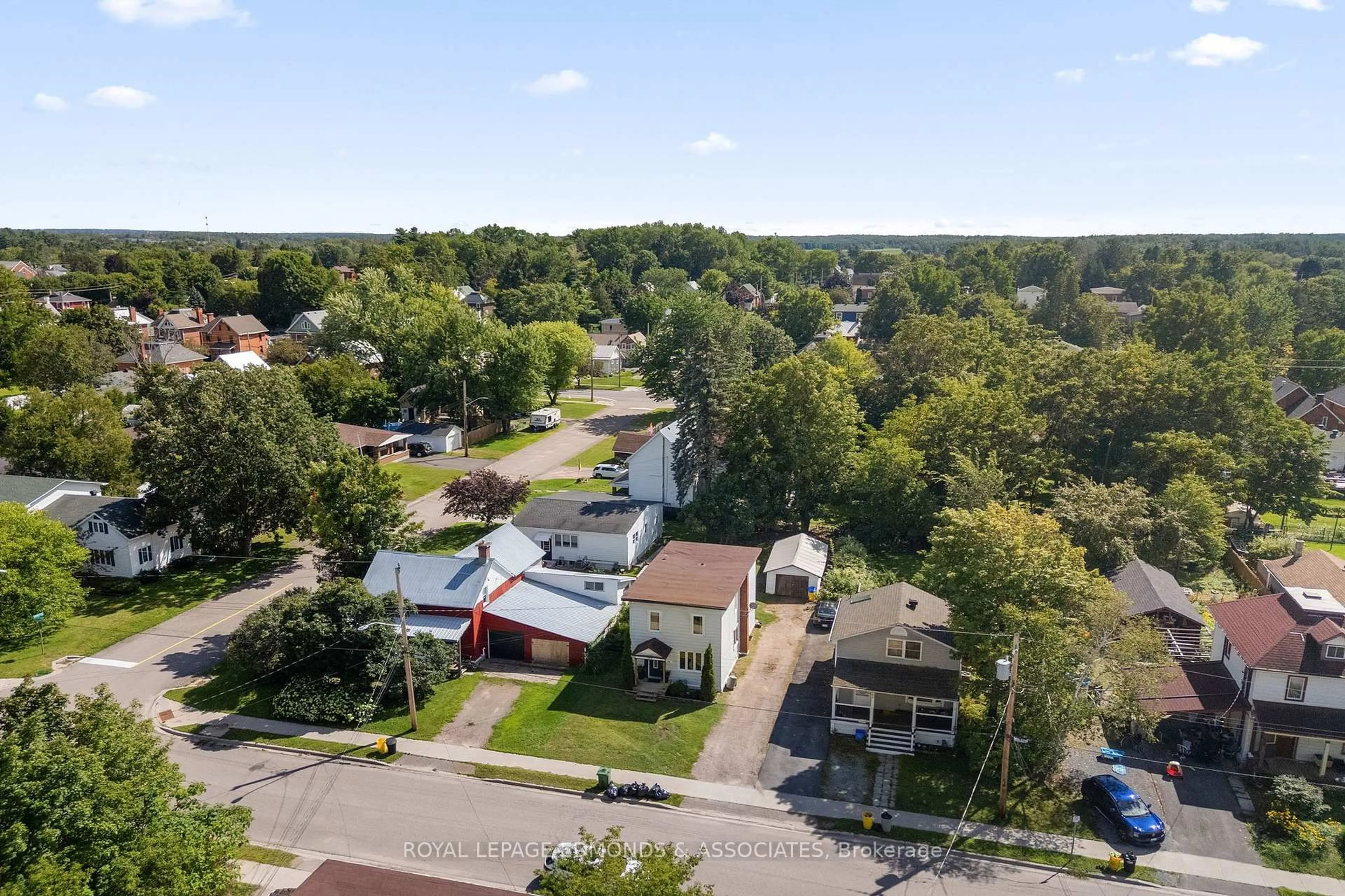 A pic from outside/outdoor area/front of a property/back of a property/a pic from drone, street for 594 Isabella St, Pembroke Ontario K8A 5V3