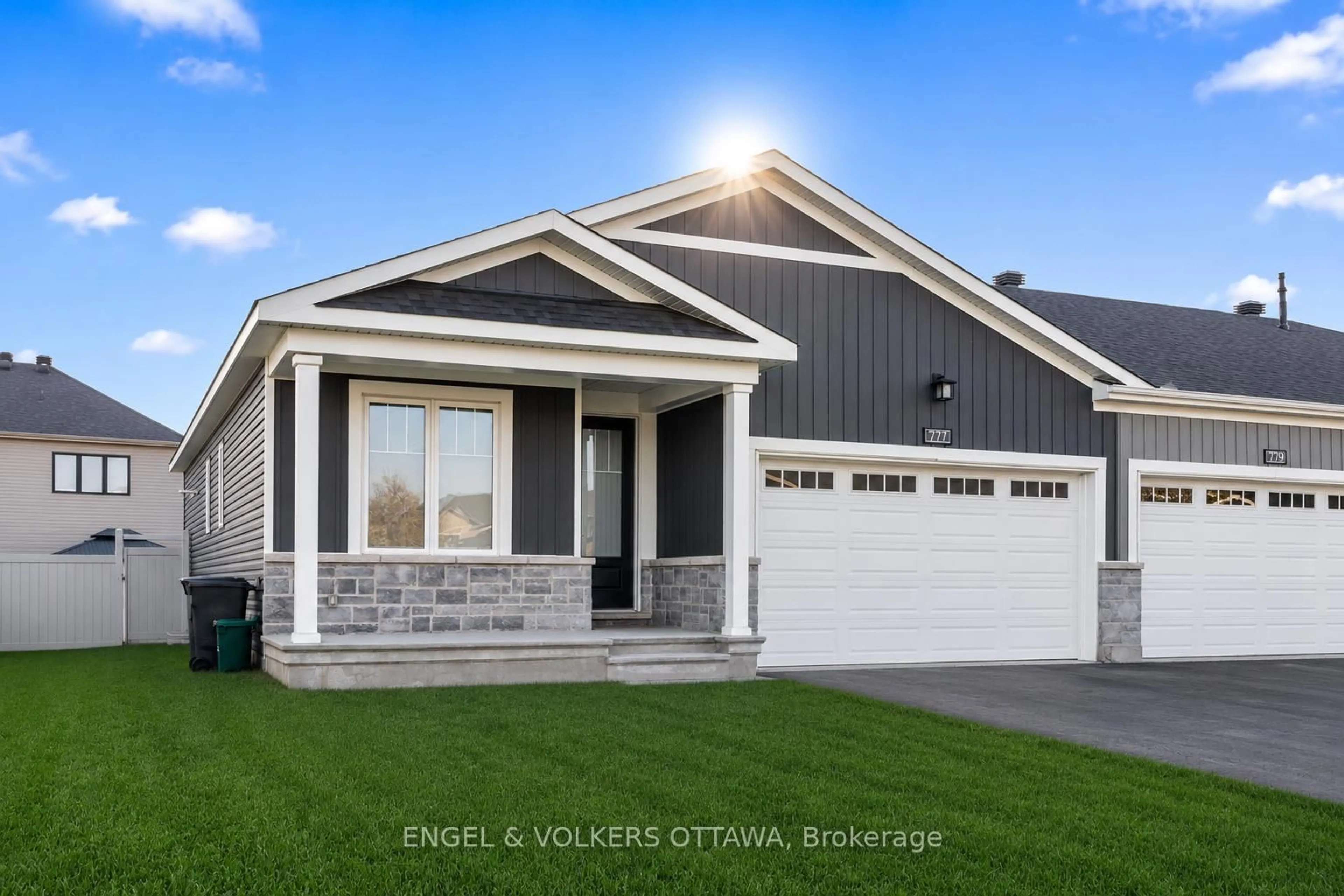 Home with vinyl exterior material, street for 777 Coast Circ, Manotick Ontario K4M 0N5